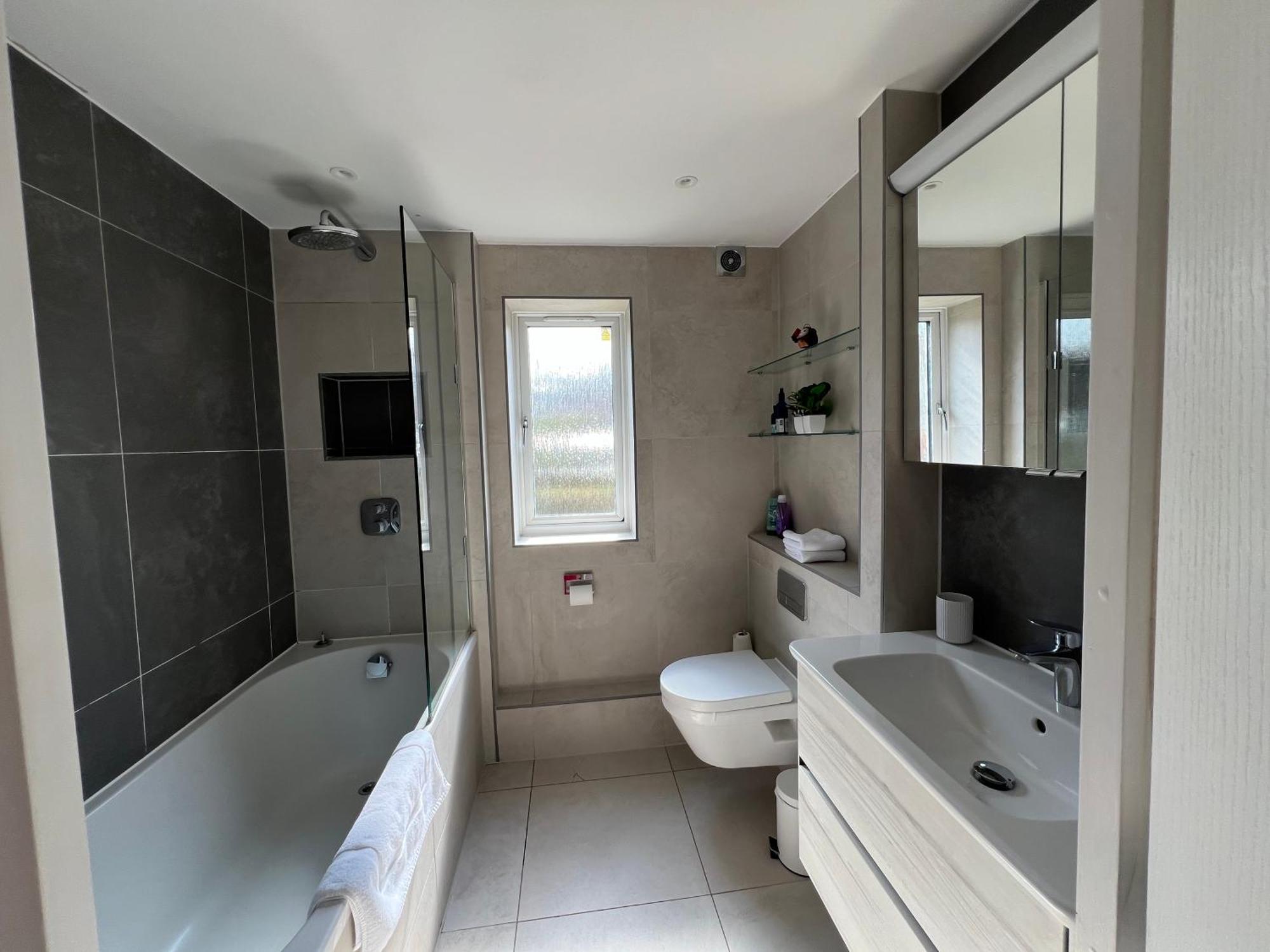 Luxurious 2 Bed 2 Bath With Parking In Blackheath, Apartment