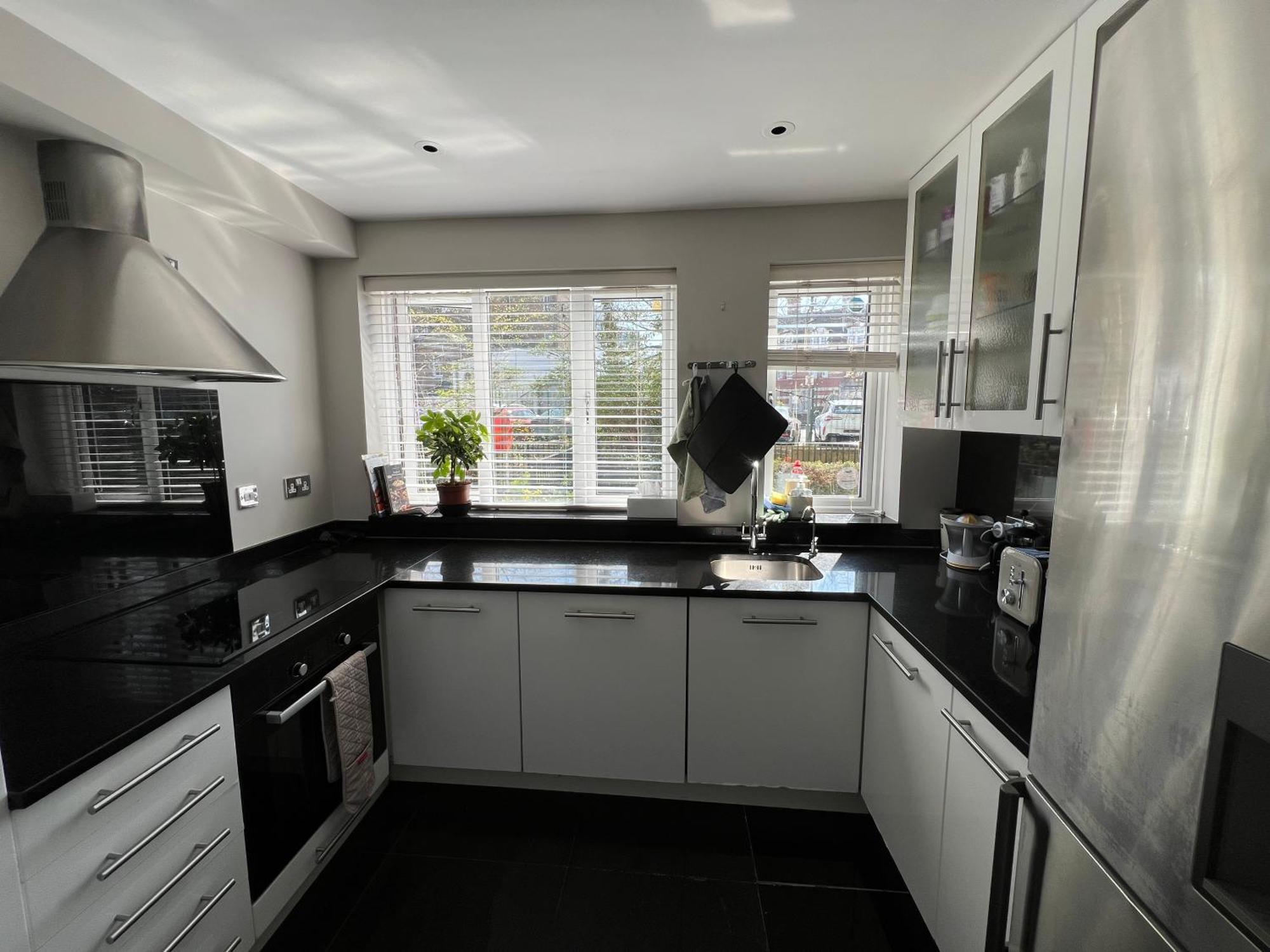 Luxurious 2 Bed 2 Bath With Parking In Blackheath,