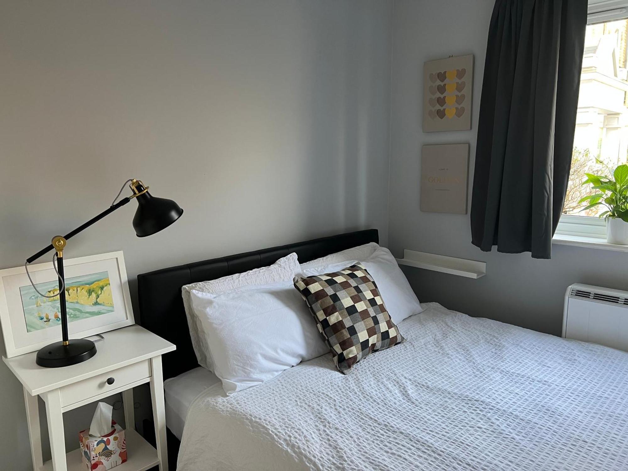 Luxurious 2 Bed 2 Bath With Parking In Blackheath, Apartment London