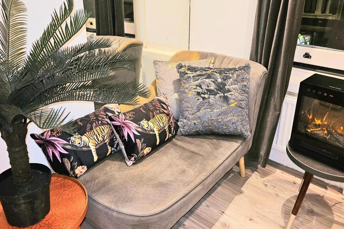 Monroe - In Prime Location London