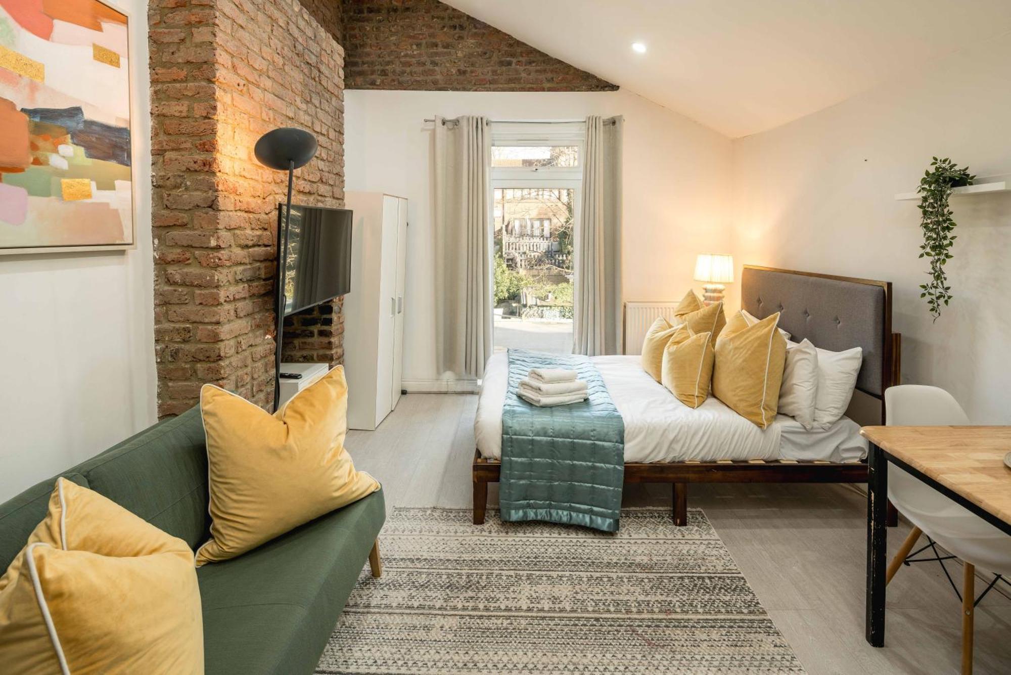 Balcony For 4 By Hampstead & Kilburn Station