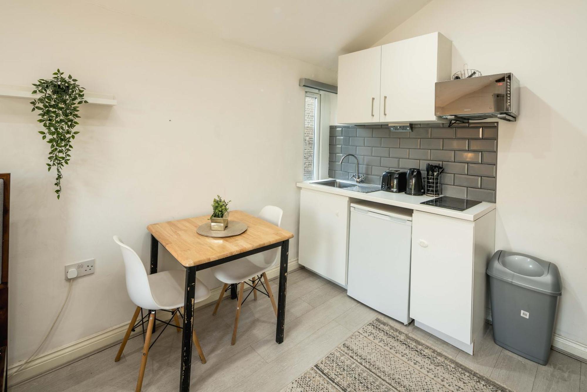 Balcony For 4 By Hampstead & Kilburn Station Apartment London
