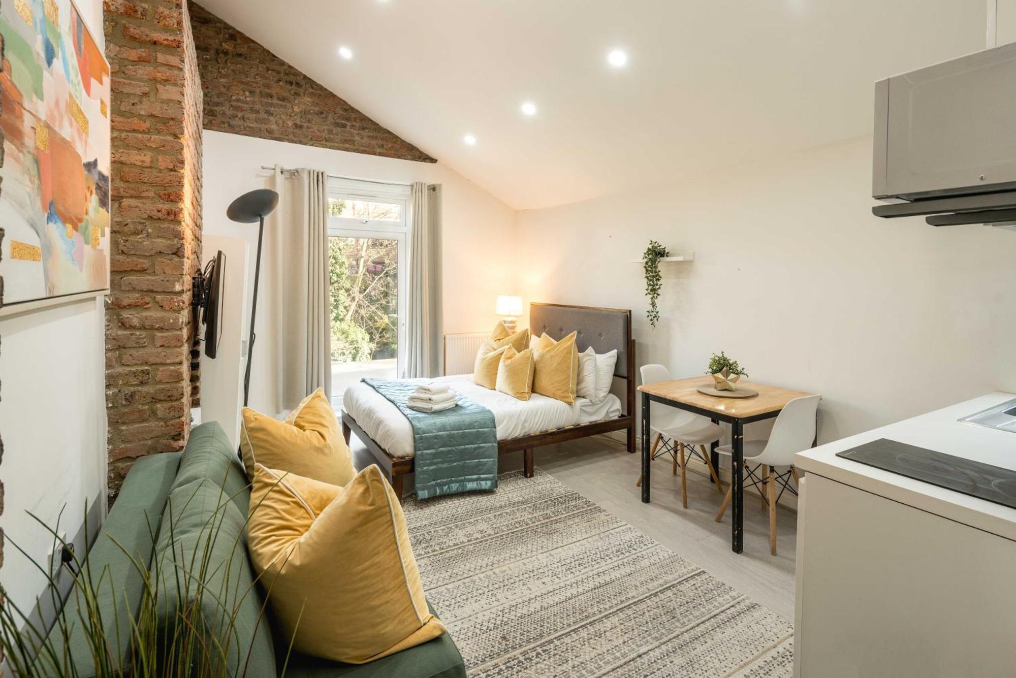 Balcony For 4 By Hampstead & Kilburn Station London