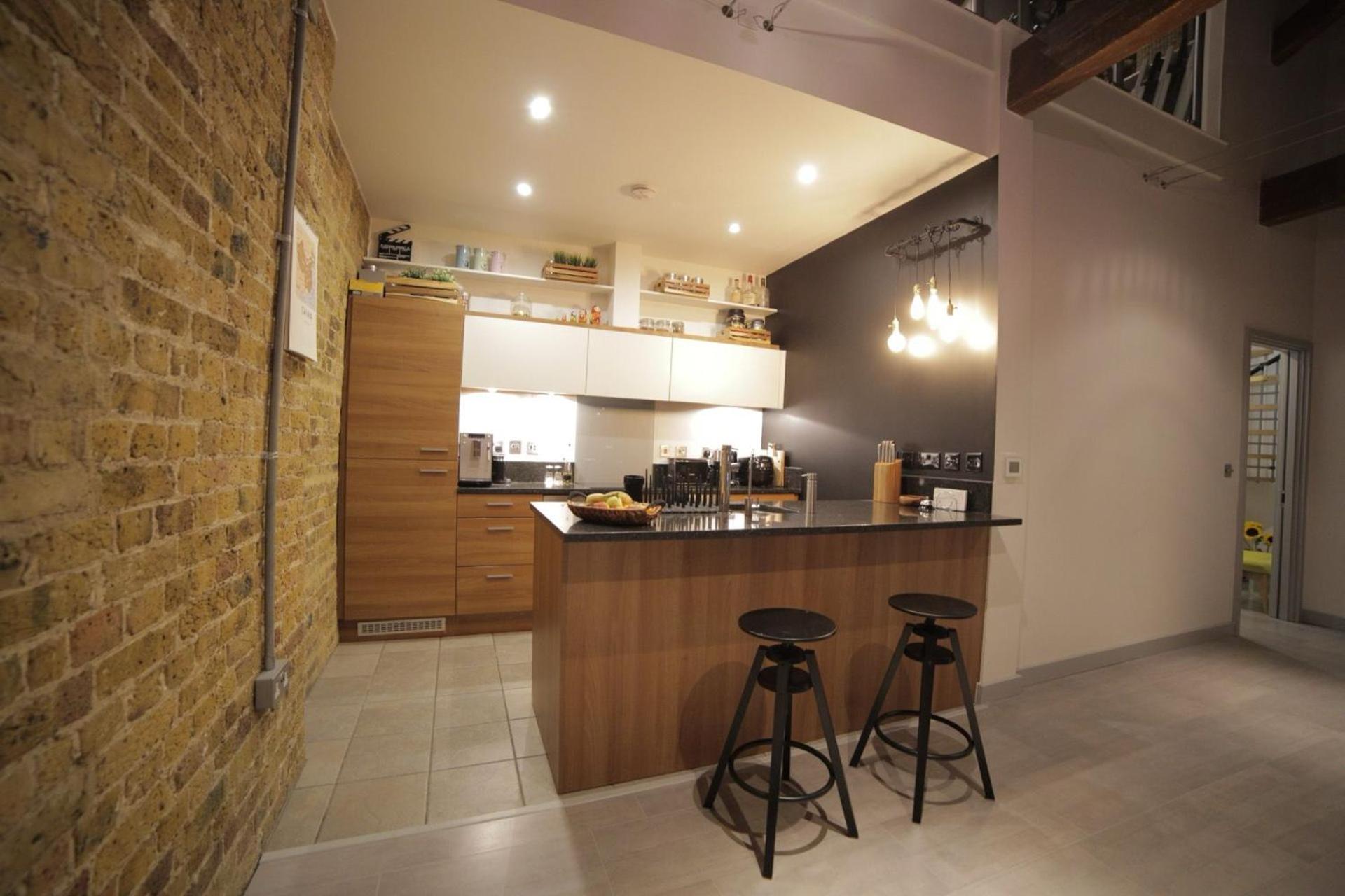Luxurious Docklands Loft - Steps Away From Excel & Dlr - Free Parking Apartment *
