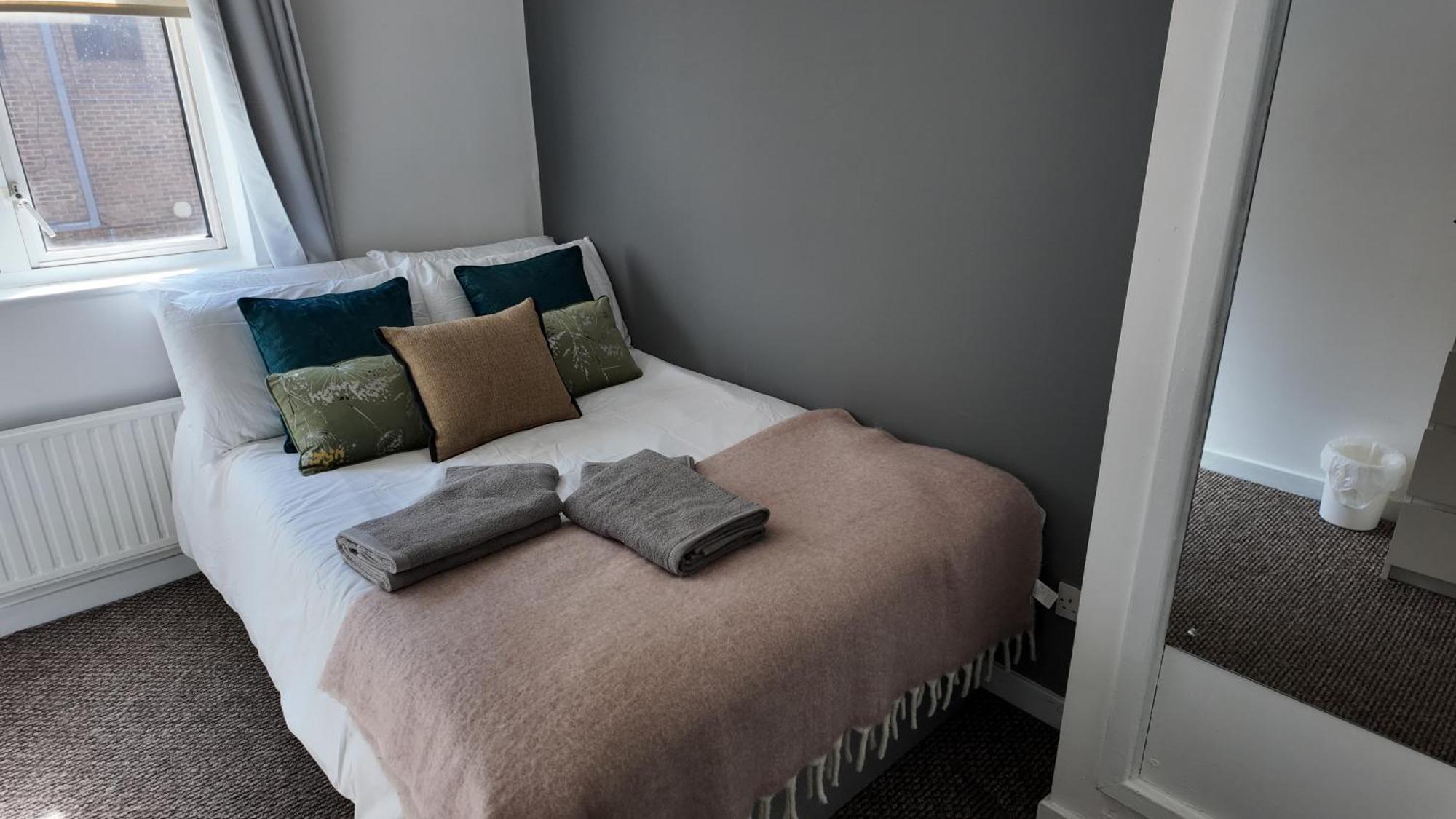 Apartment Spacious 4-Bed Home With Secured Parking Near Abba Arena, Stadium, Tube & In Bustling Zone 2 London