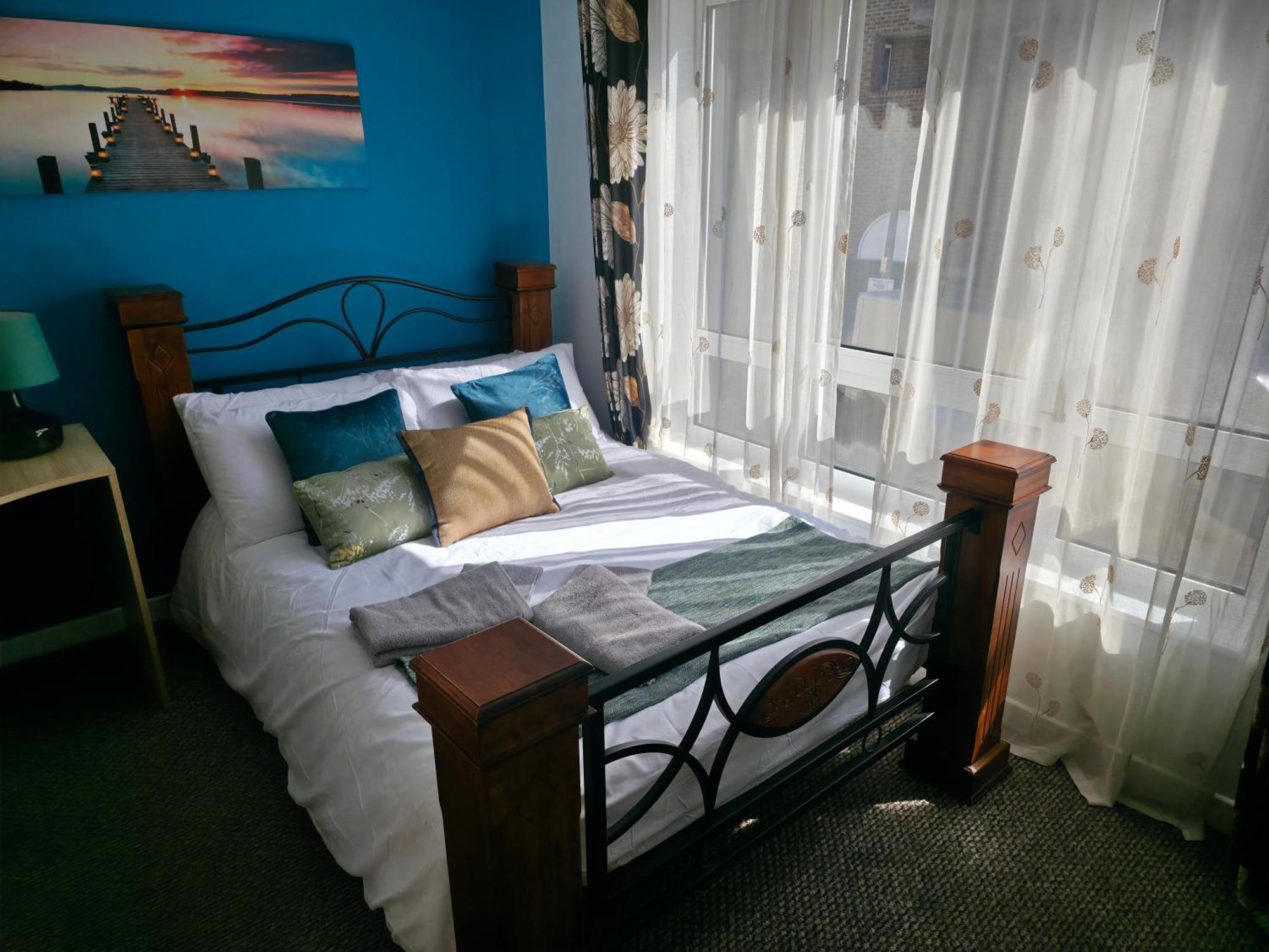 Spacious 4-Bed Home With Secured Parking Near Abba Arena, Stadium, Tube & In Bustling Zone 2 *