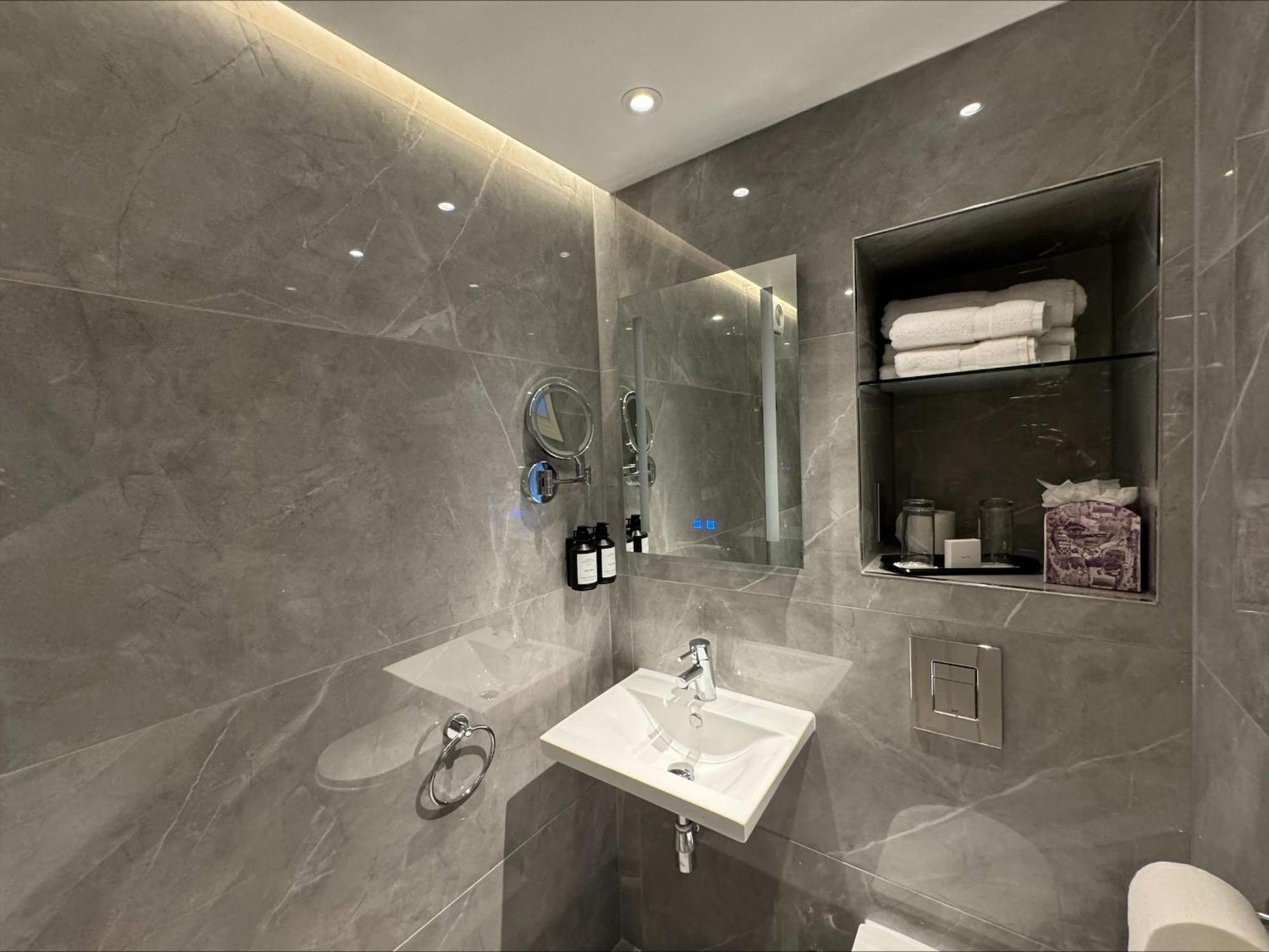 The Leonard London