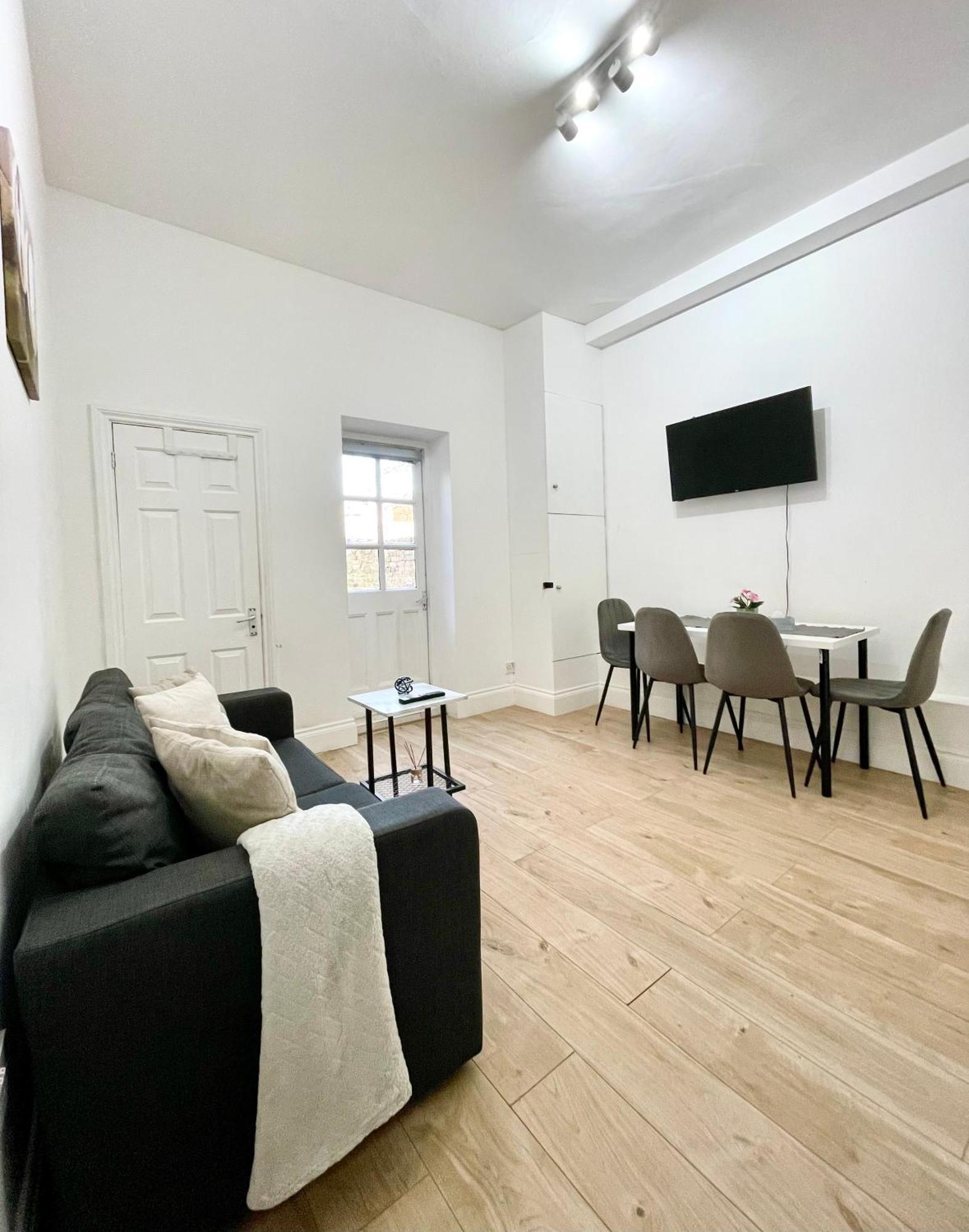 A Ground Floor One Double Bedroom Flat With Garden * London