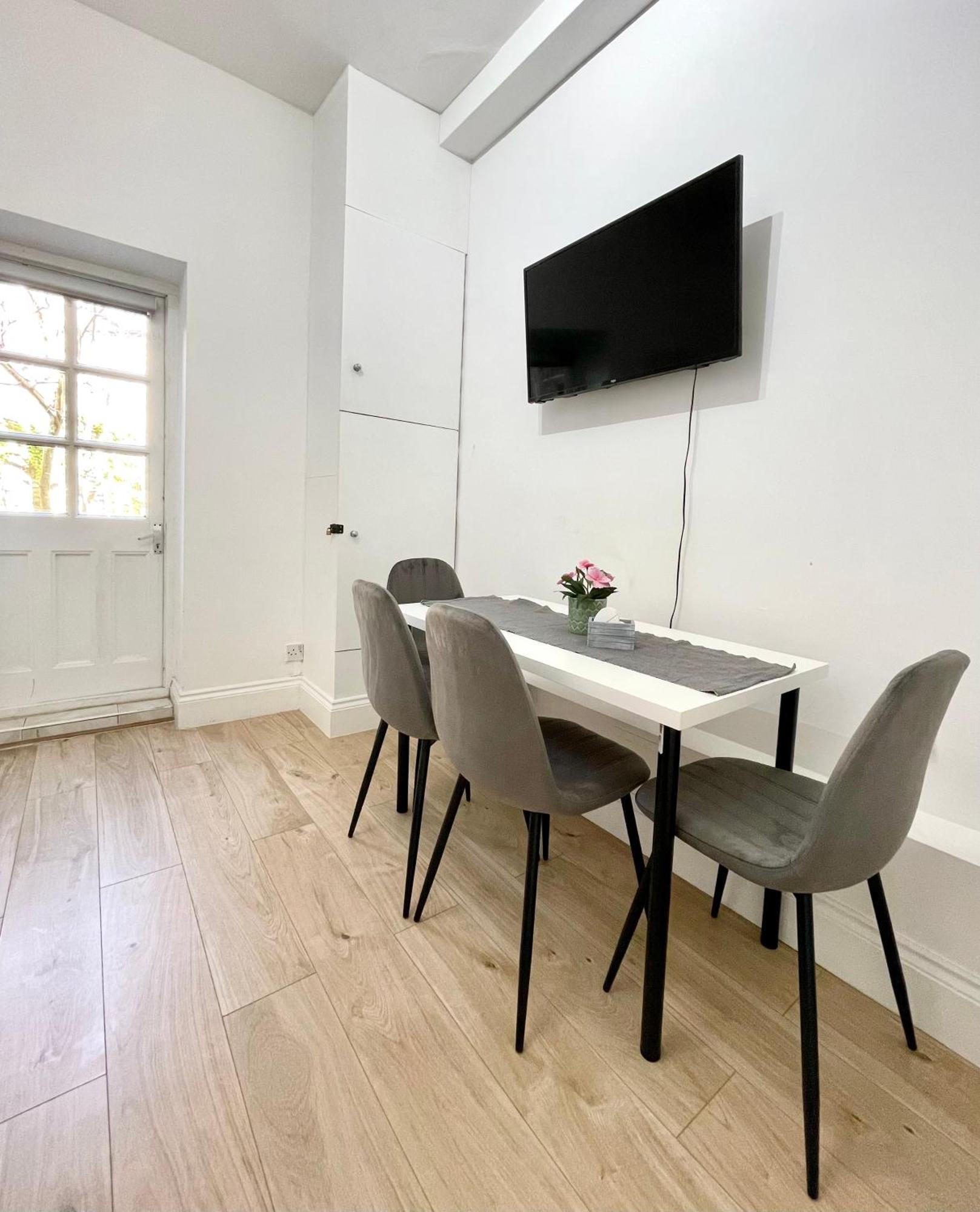 Apartment A Ground Floor One Double Bedroom Flat With Garden