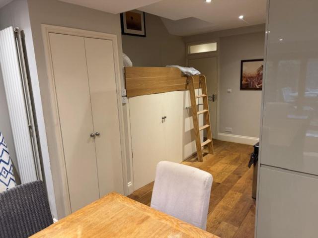 Spacious Flat With South Facing Garden Apartment *