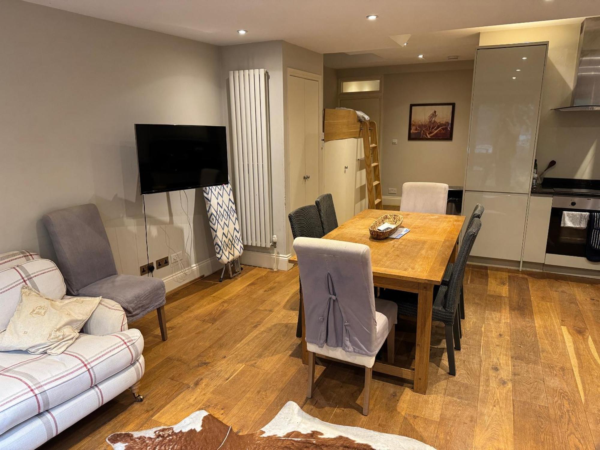 Spacious Flat With South Facing Garden Apartment London