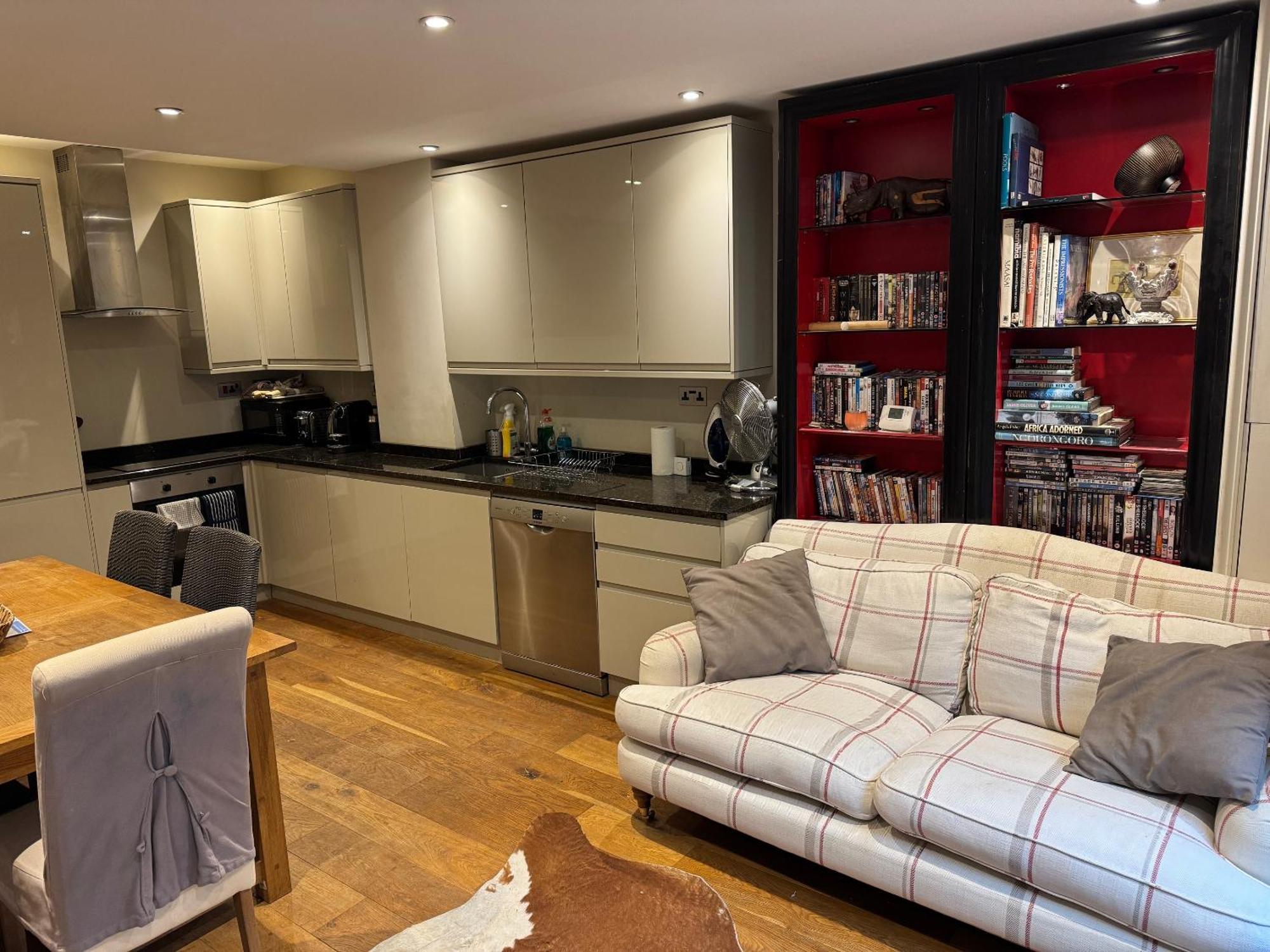 Spacious Flat With South Facing Garden Apartment *