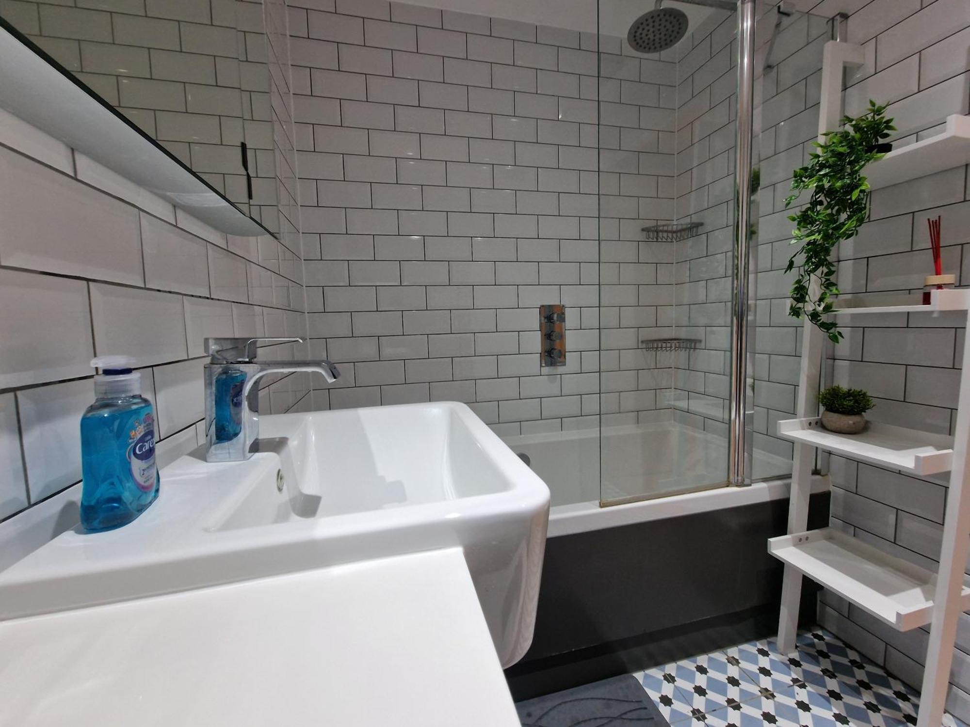 Deluxe Two-bedroom Vauxhall Apartment London