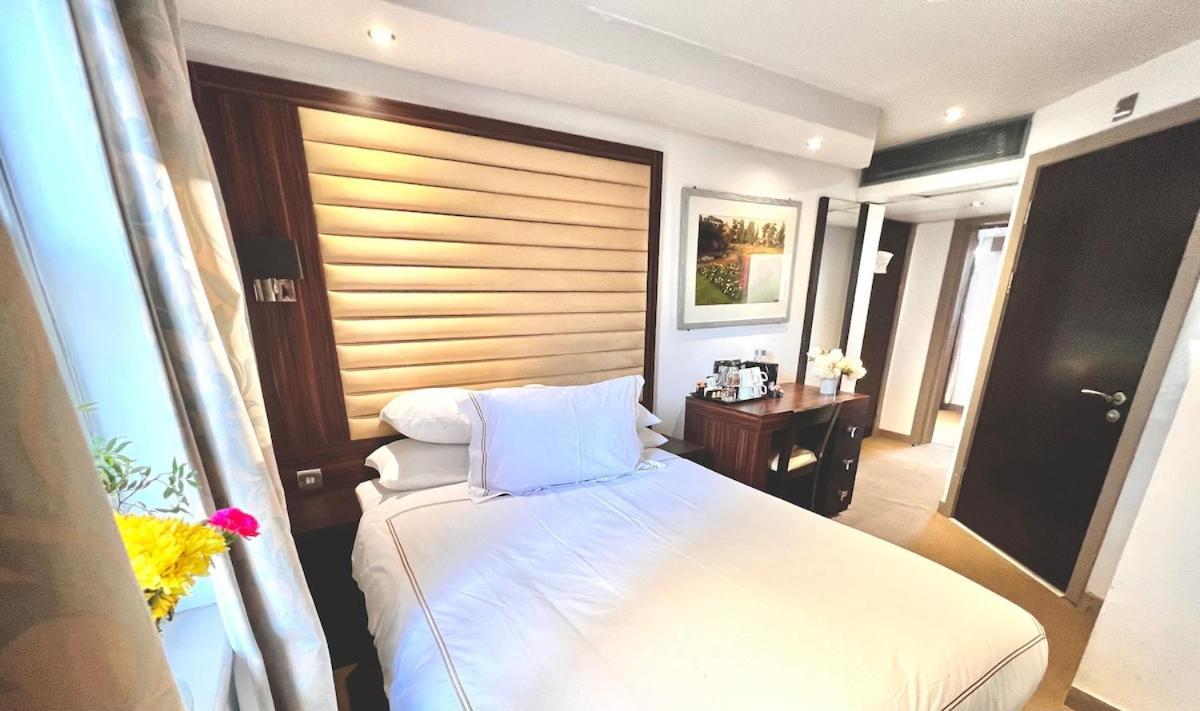 En-suite Twin For 4, 203 Apartment London