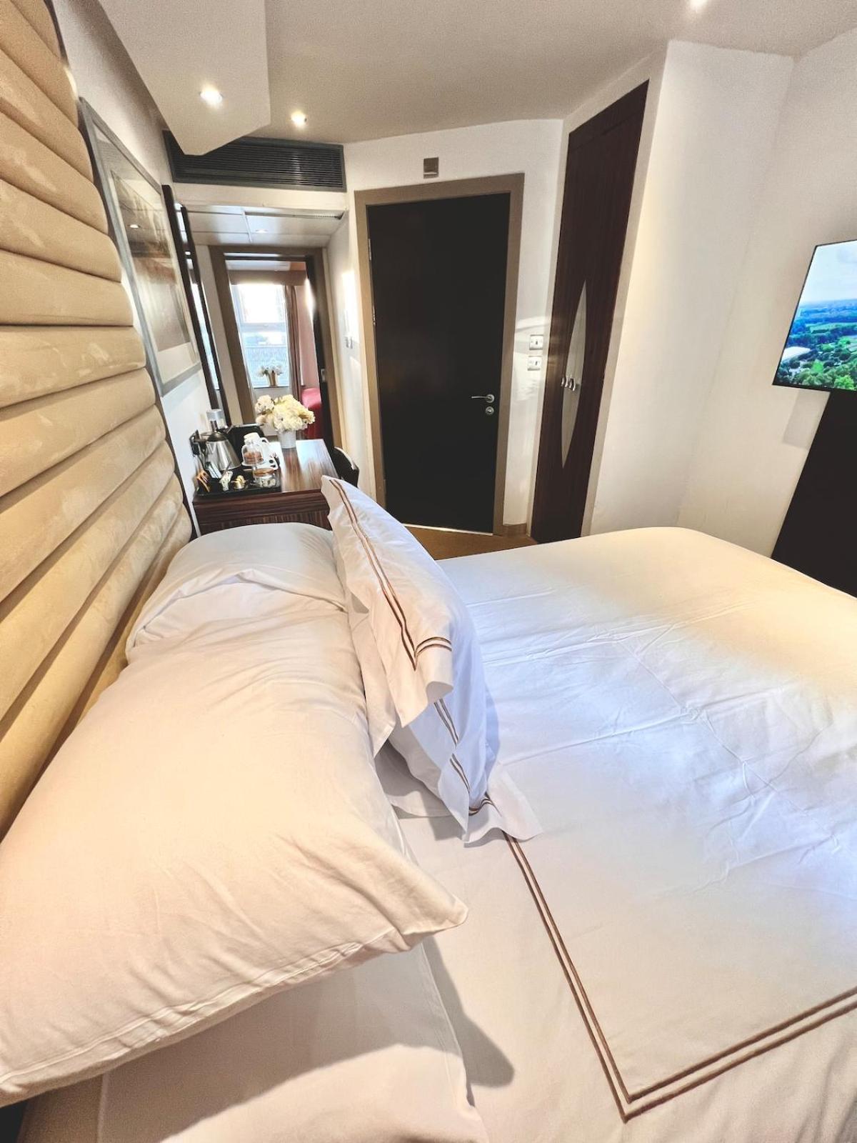 En-suite Twin For 4, 203 London