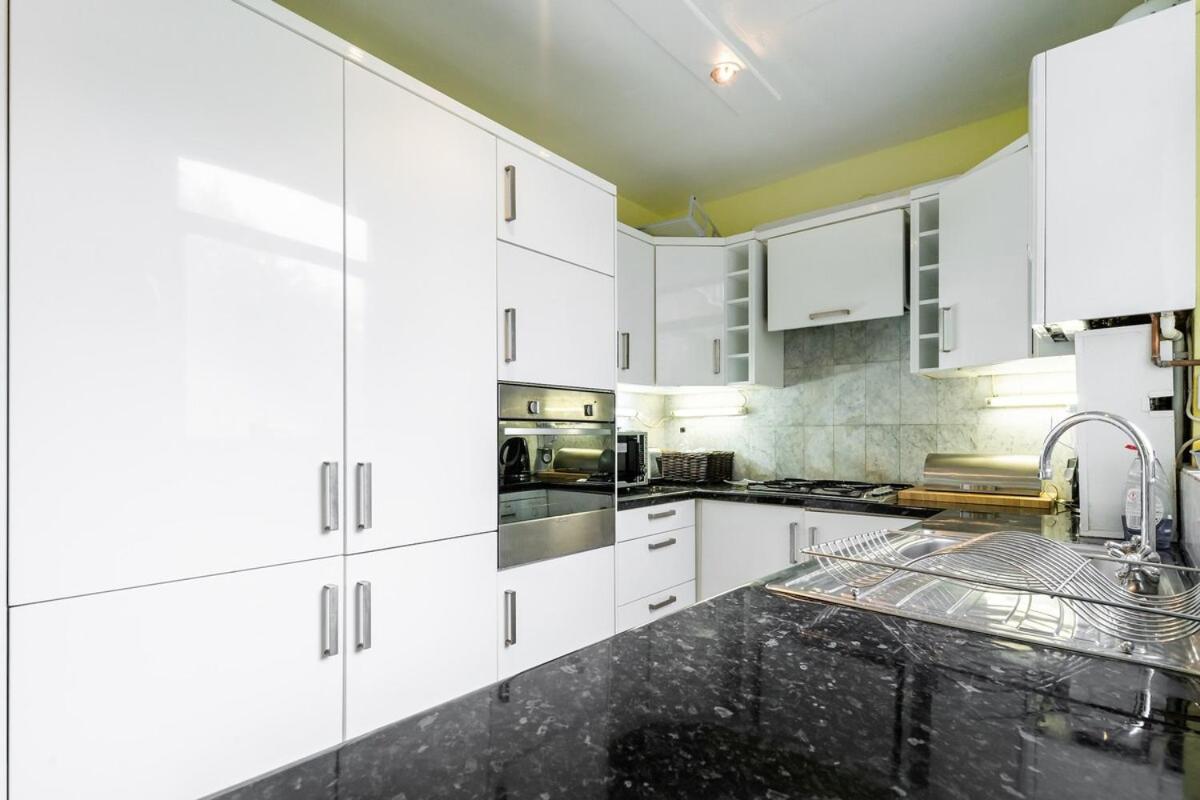 Stunning Three Bed In West Hampstead London