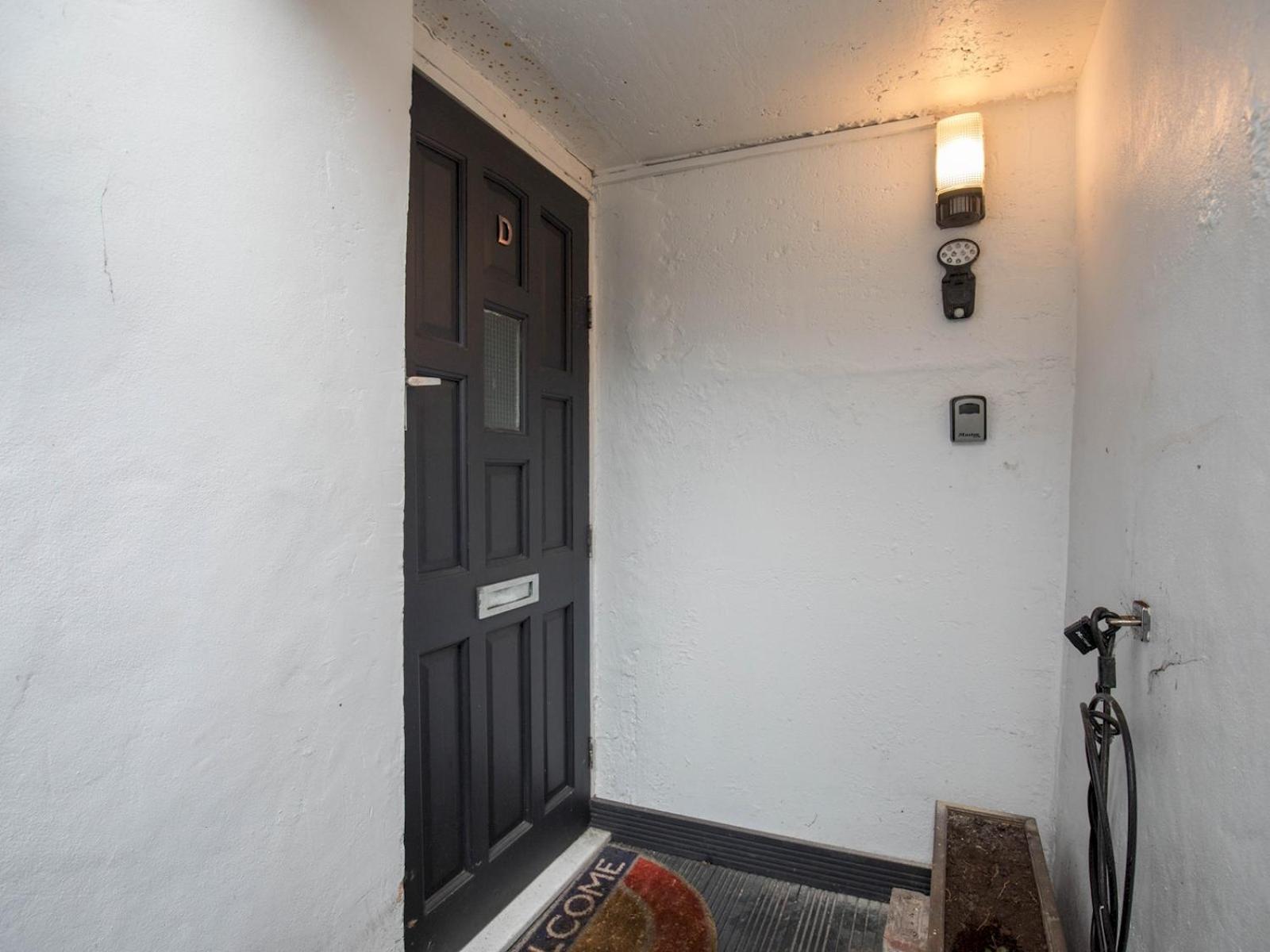 Pass The Keys Stylish Flat - 20 Mins From Apartment *