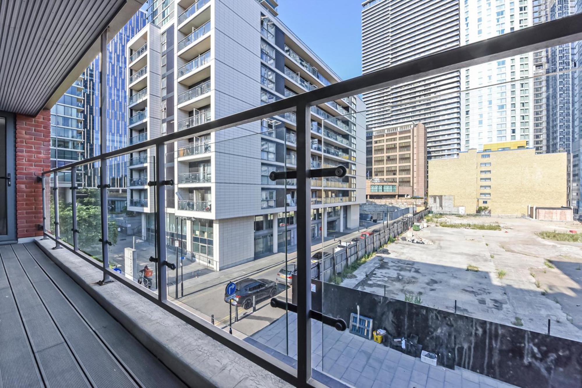 Stylish 2b 2b Heart Of Canary Wharf Apartment