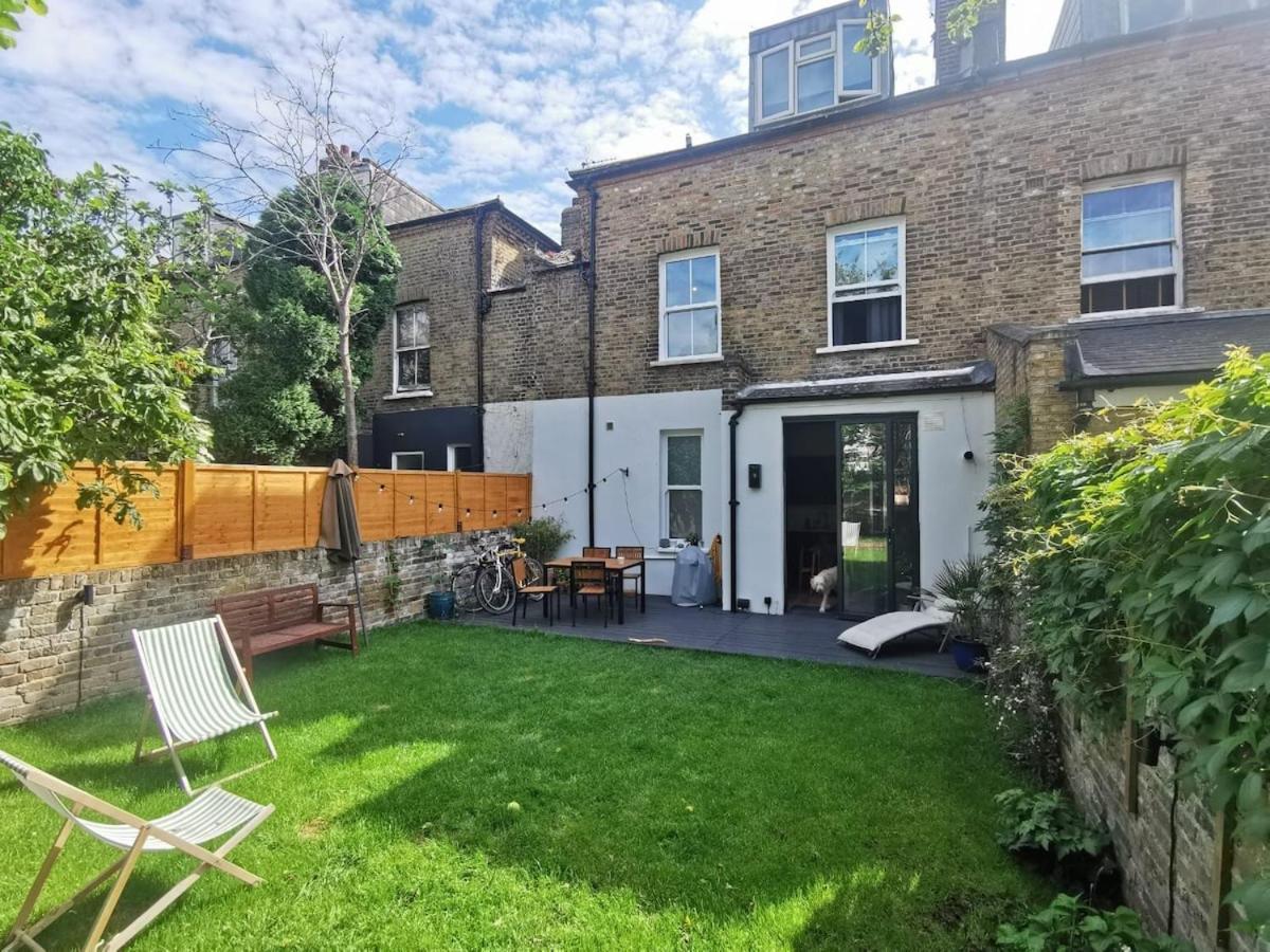 Holiday home Quiet Stunning 2-bedroom Flat With Private Garden