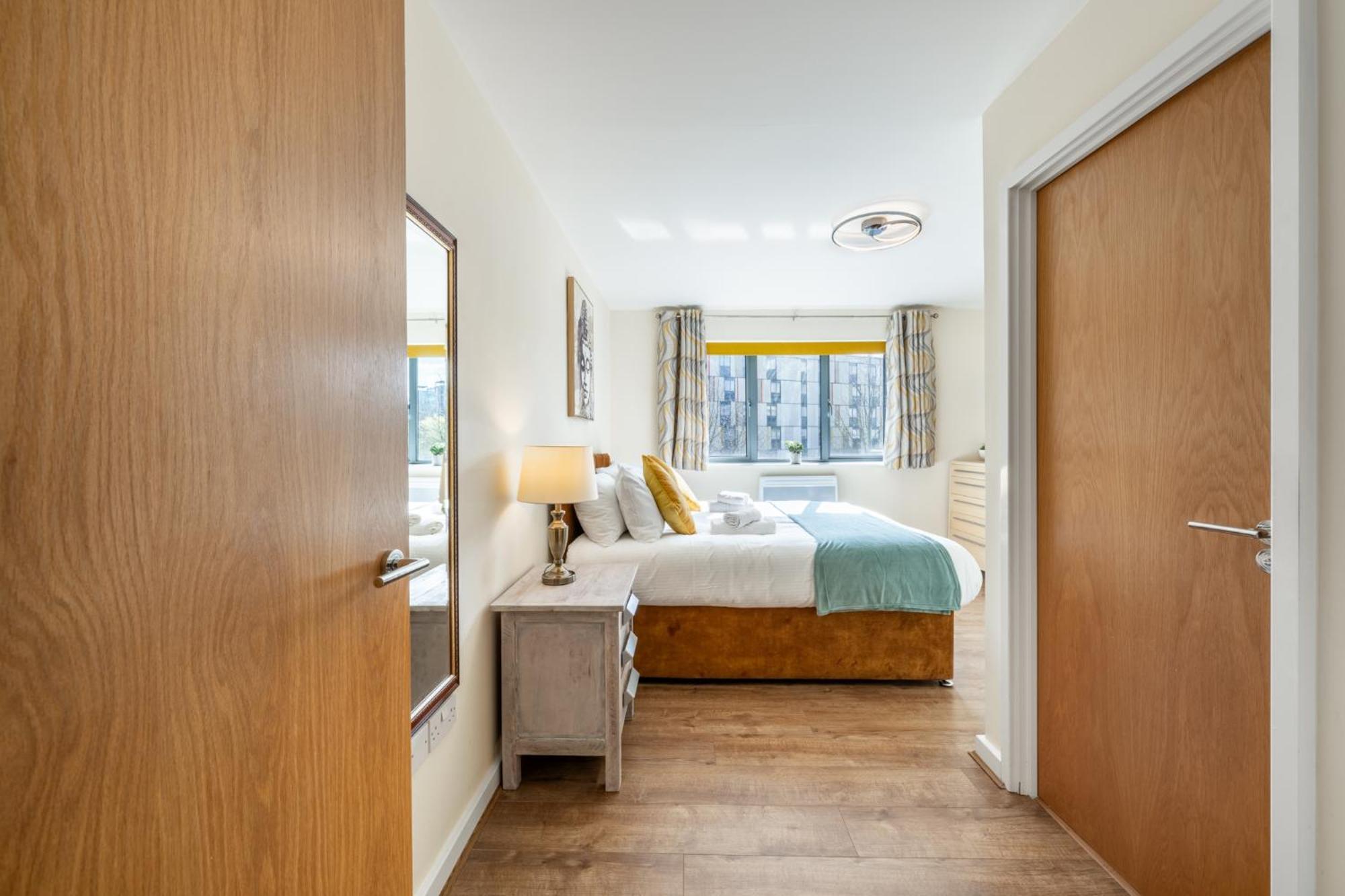 Stunning 2 Bed Flat With Balcony Apartment London