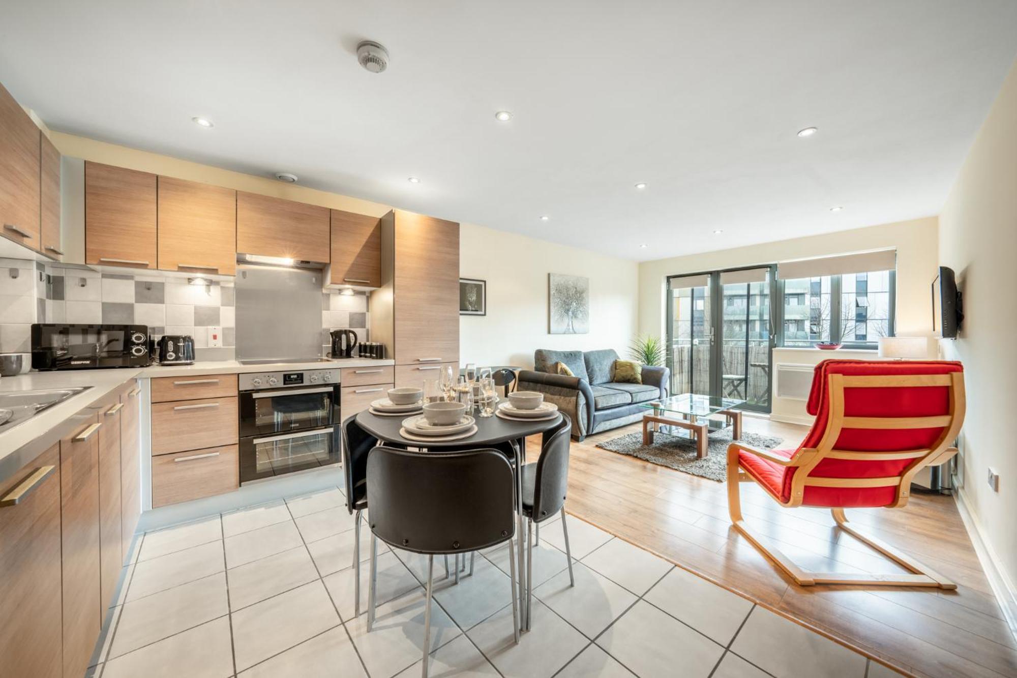 Apartment Stunning 2 Bed Flat With Balcony *