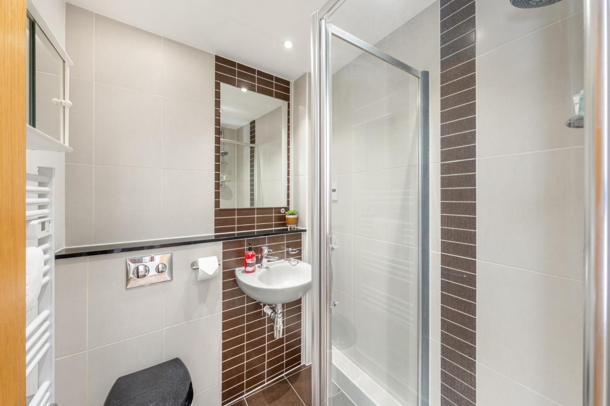 Stunning 2 Bed Flat With Balcony London