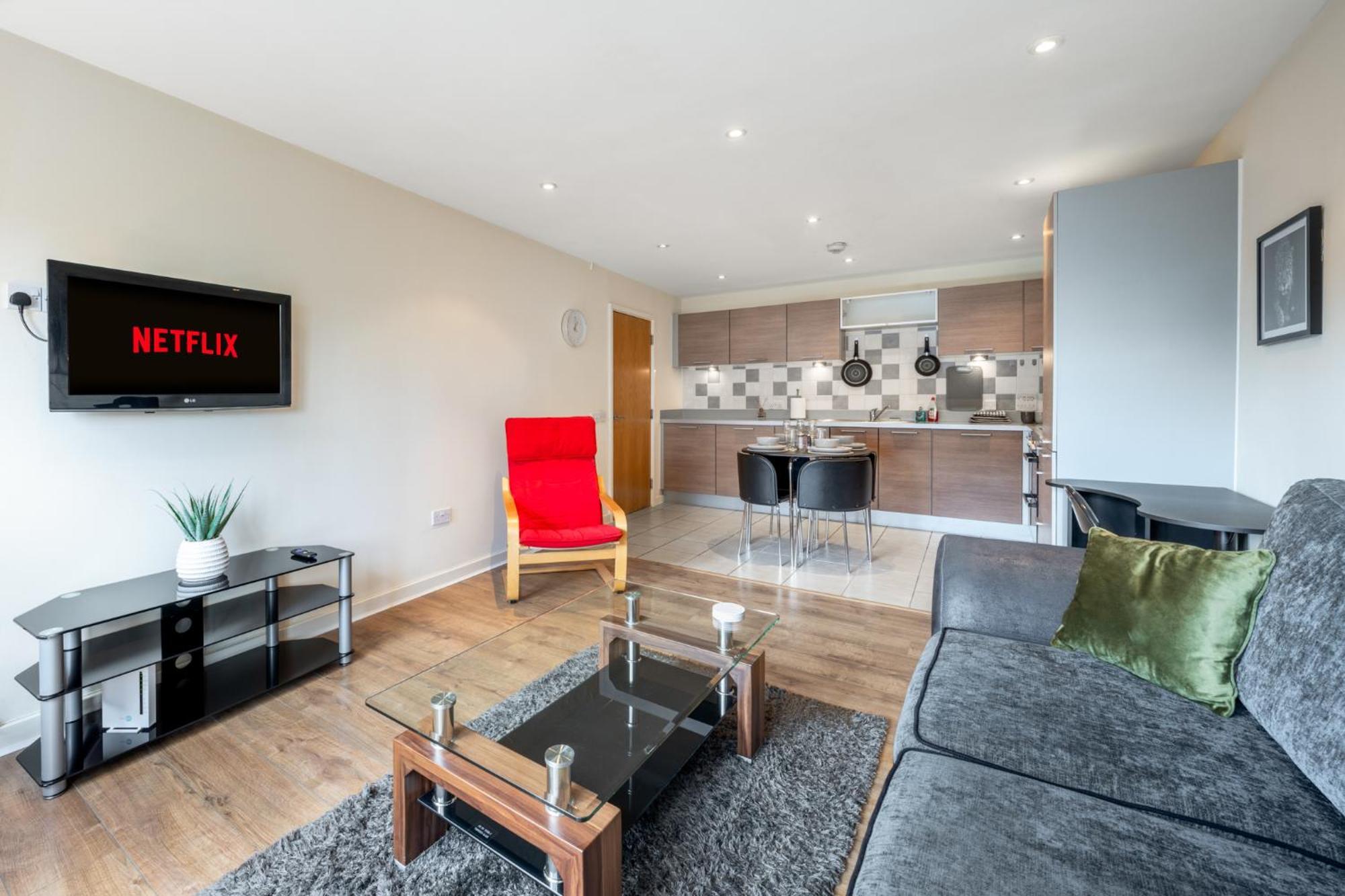 Apartment Stunning 2 Bed Flat With Balcony *