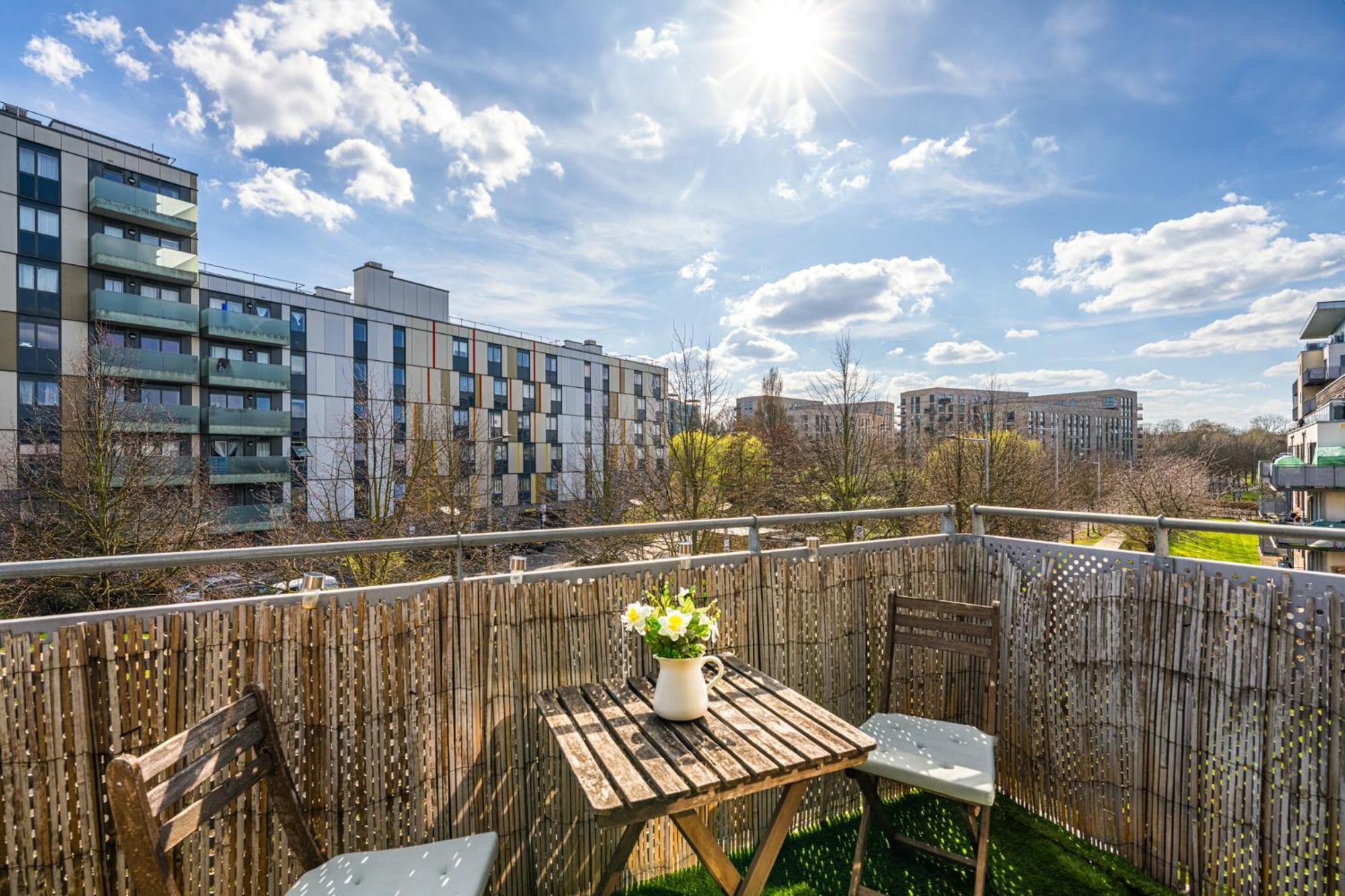 Apartment Stunning 2 Bed Flat With Balcony London
