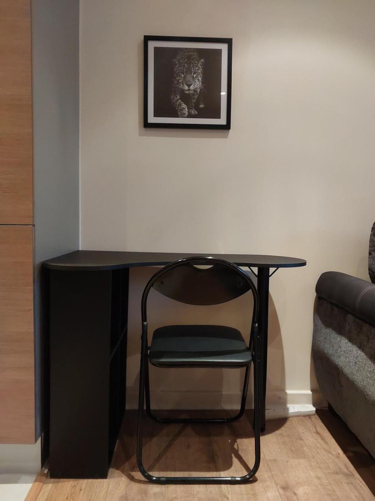 Stunning 2 Bed Flat With Balcony Apartment London