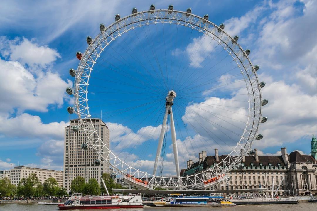 Grand Kew Gardens Apartment London