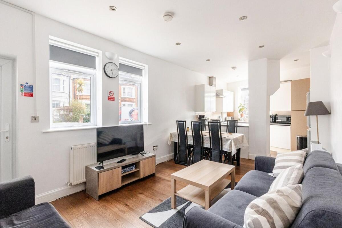 Appartement Spacious 2 Bed 2 Bath With Free Parking For 2 Cars And Underground Station Zone 2 For Quick Access To Up To 10 Guests Londen