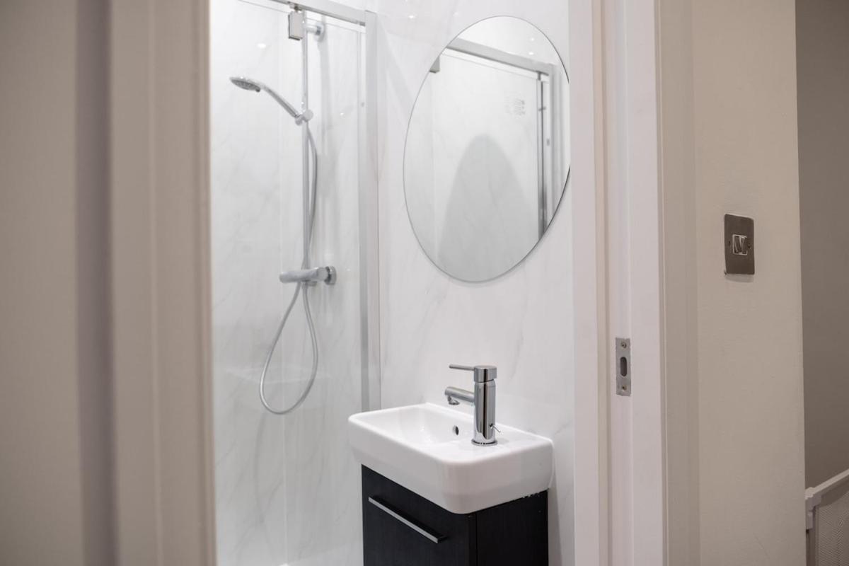 Spacious 2 Bed 2 Bath With Free Parking For 2 Cars And Underground Station Zone 2 For Quick Access To Up To 10 Guests Londen