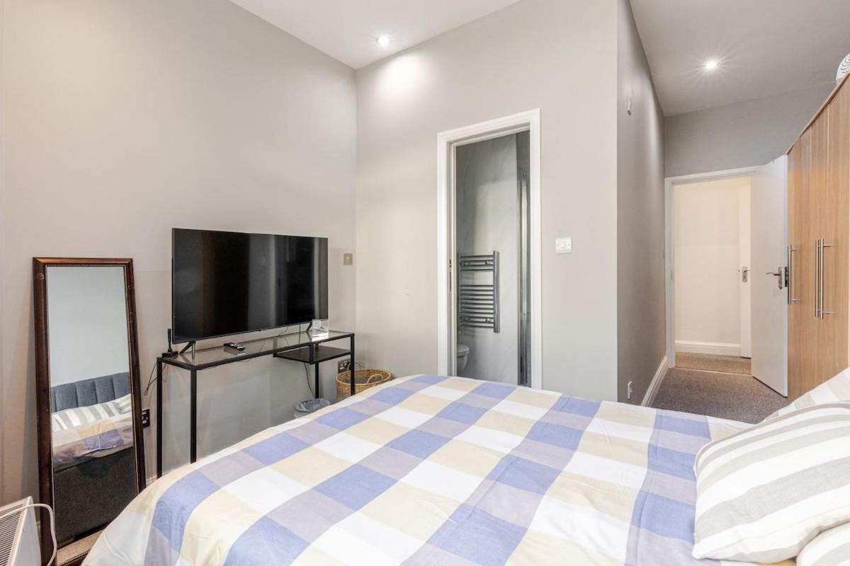 Spacious 2 Bed 2 Bath With Free Parking For 2 Cars And Underground Station Zone 2 For Quick Access To Up To 10 Guests