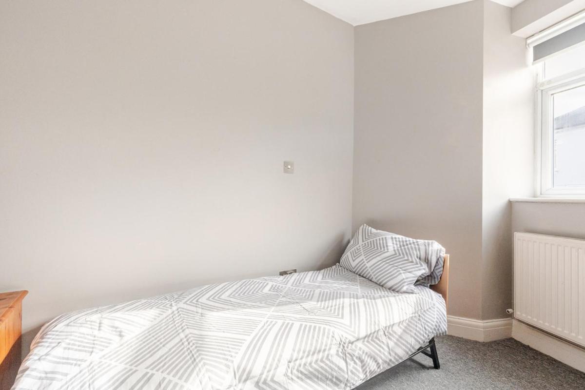 Spacious 2 Bed 2 Bath With Free Parking For 2 Cars And Underground Station Zone 2 For Quick Access To Up To 10 Guests Appartement *