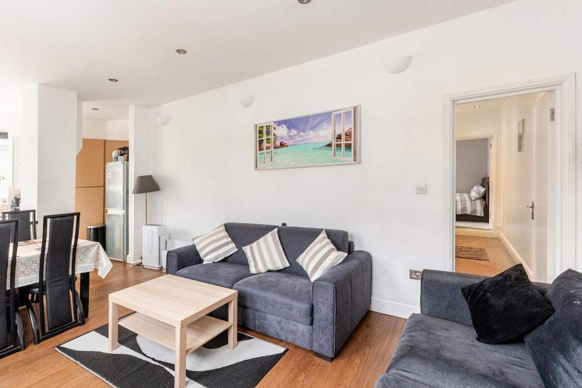Spacious 2 Bed 2 Bath With Free Parking For 2 Cars And Underground Station Zone 2 For Quick Access To Up To 10 Guests
