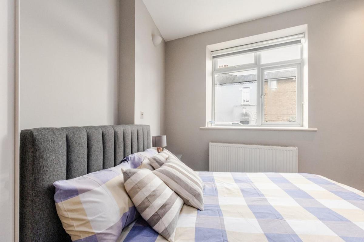 Spacious 2 Bed 2 Bath With Free Parking For 2 Cars And Underground Station Zone 2 For Quick Access To Up To 10 Guests Appartement