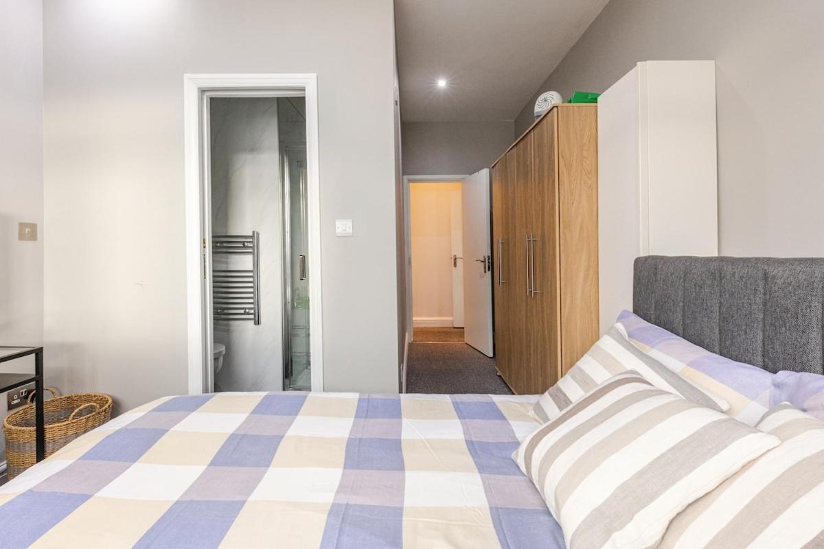 Spacious 2 Bed 2 Bath With Free Parking For 2 Cars And Underground Station Zone 2 For Quick Access To Up To 10 Guests Appartement *