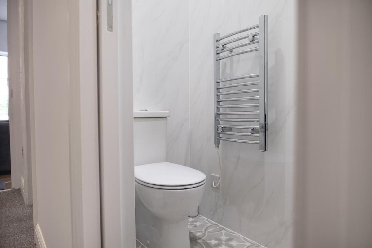 Appartement Spacious 2 Bed 2 Bath With Free Parking For 2 Cars And Underground Station Zone 2 For Quick Access To Up To 10 Guests Londen