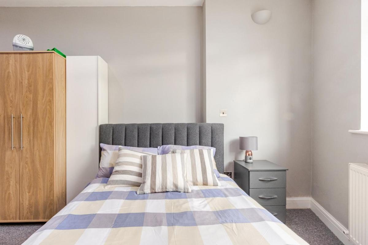 Spacious 2 Bed 2 Bath With Free Parking For 2 Cars And Underground Station Zone 2 For Quick Access To Up To 10 Guests Londen
