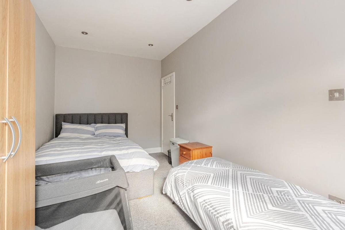 Spacious 2 Bed 2 Bath With Free Parking For 2 Cars And Underground Station Zone 2 For Quick Access To Up To 10 Guests * Londen