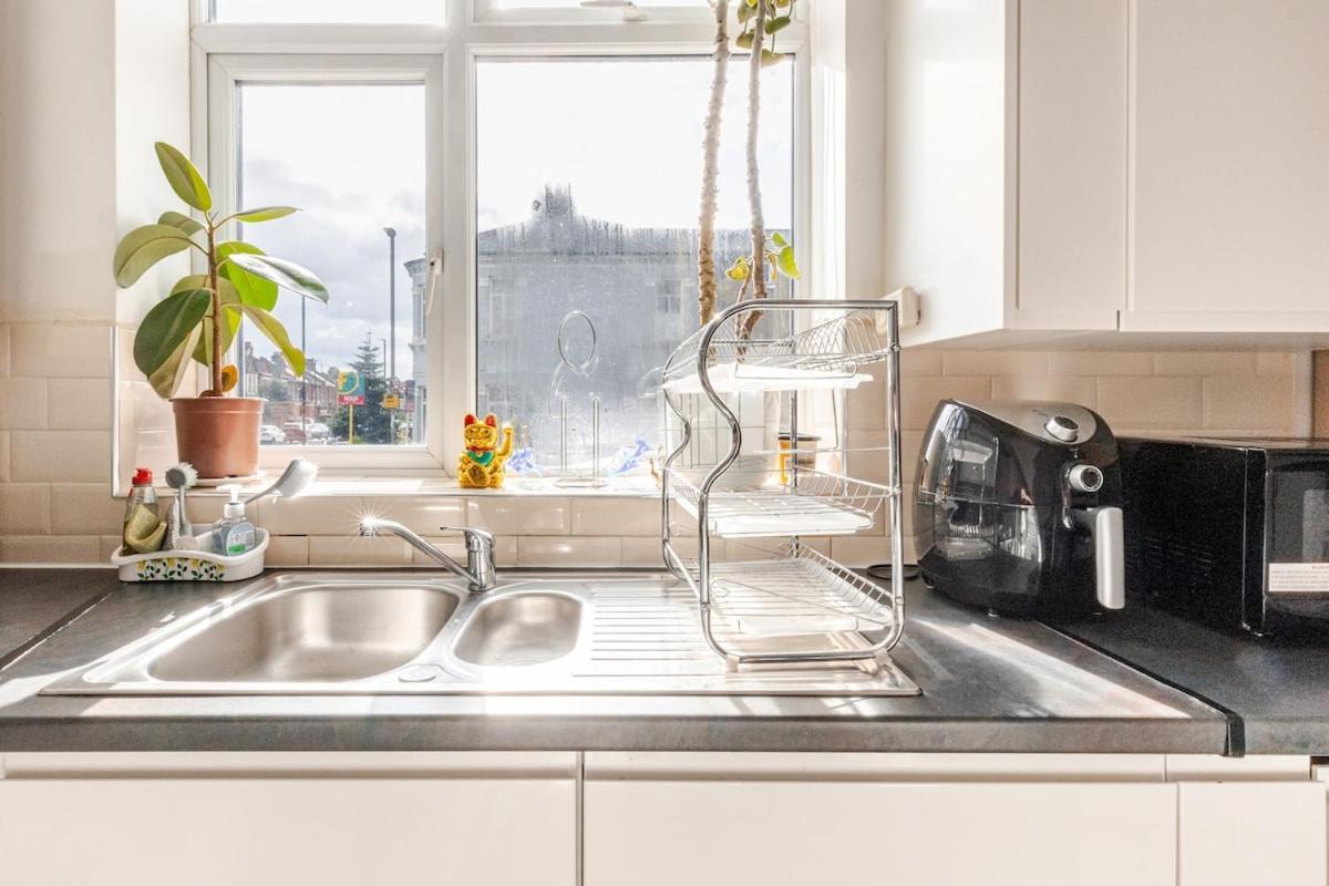 Spacious 2 Bed 2 Bath With Free Parking For 2 Cars And Underground Station Zone 2 For Quick Access To Up To 10 Guests Appartement Londen