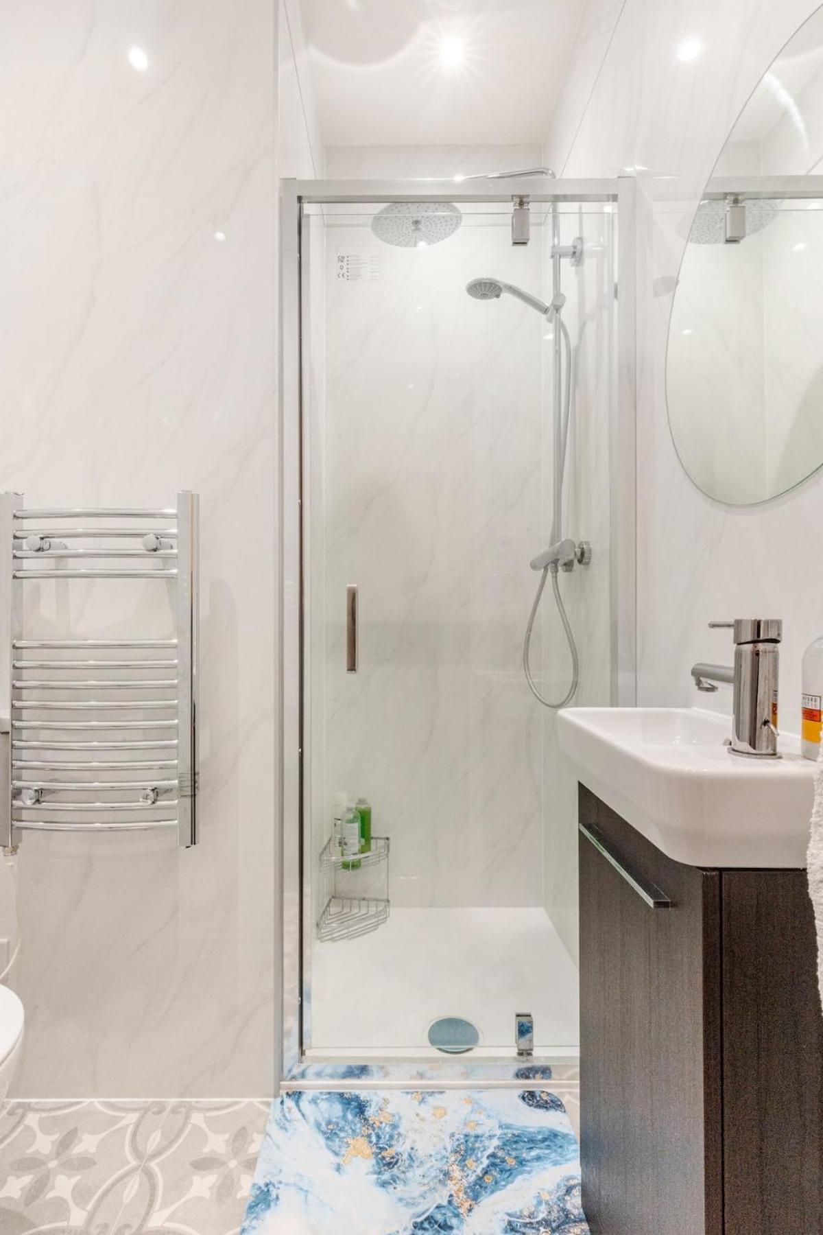 Spacious 2 Bed 2 Bath With Free Parking For 2 Cars And Underground Station Zone 2 For Quick Access To Up To 10 Guests Appartement *