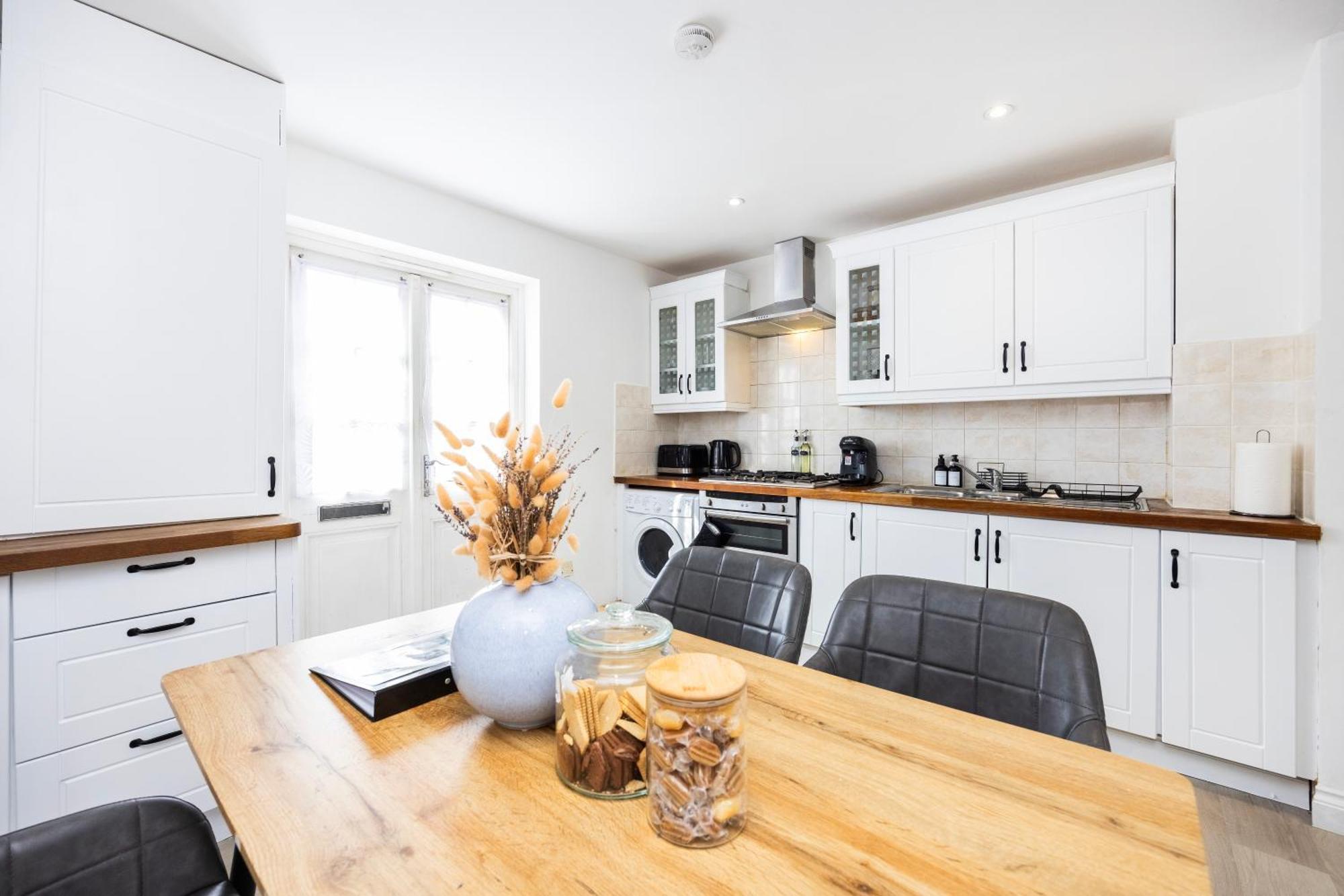 Holiday home Stylish 2 Bedroom House With Garden Free Parking Smart Tv Near Canary Wharf *