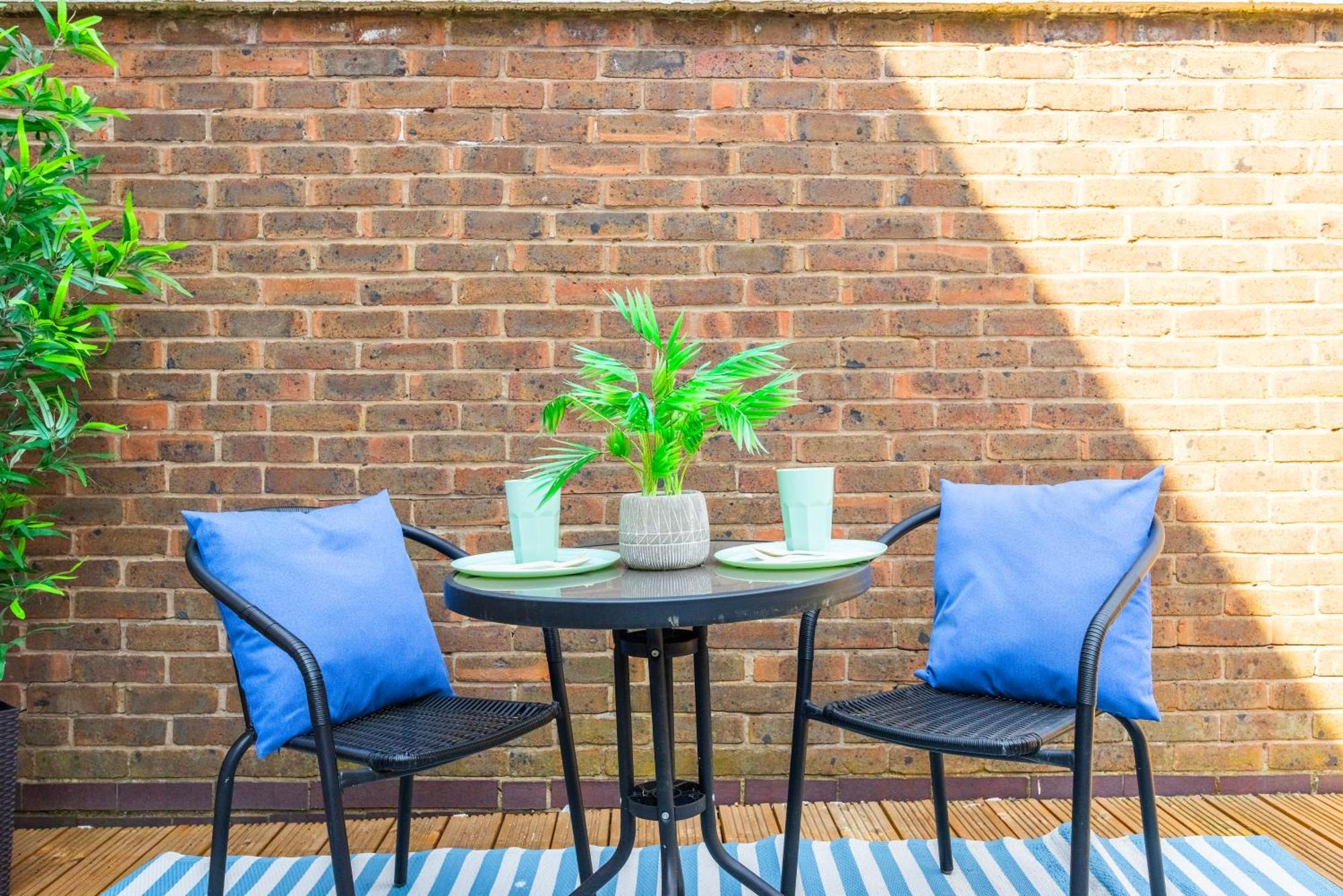 Holiday home Stylish 2 Bedroom House With Garden Free Parking Smart Tv Near Canary Wharf London