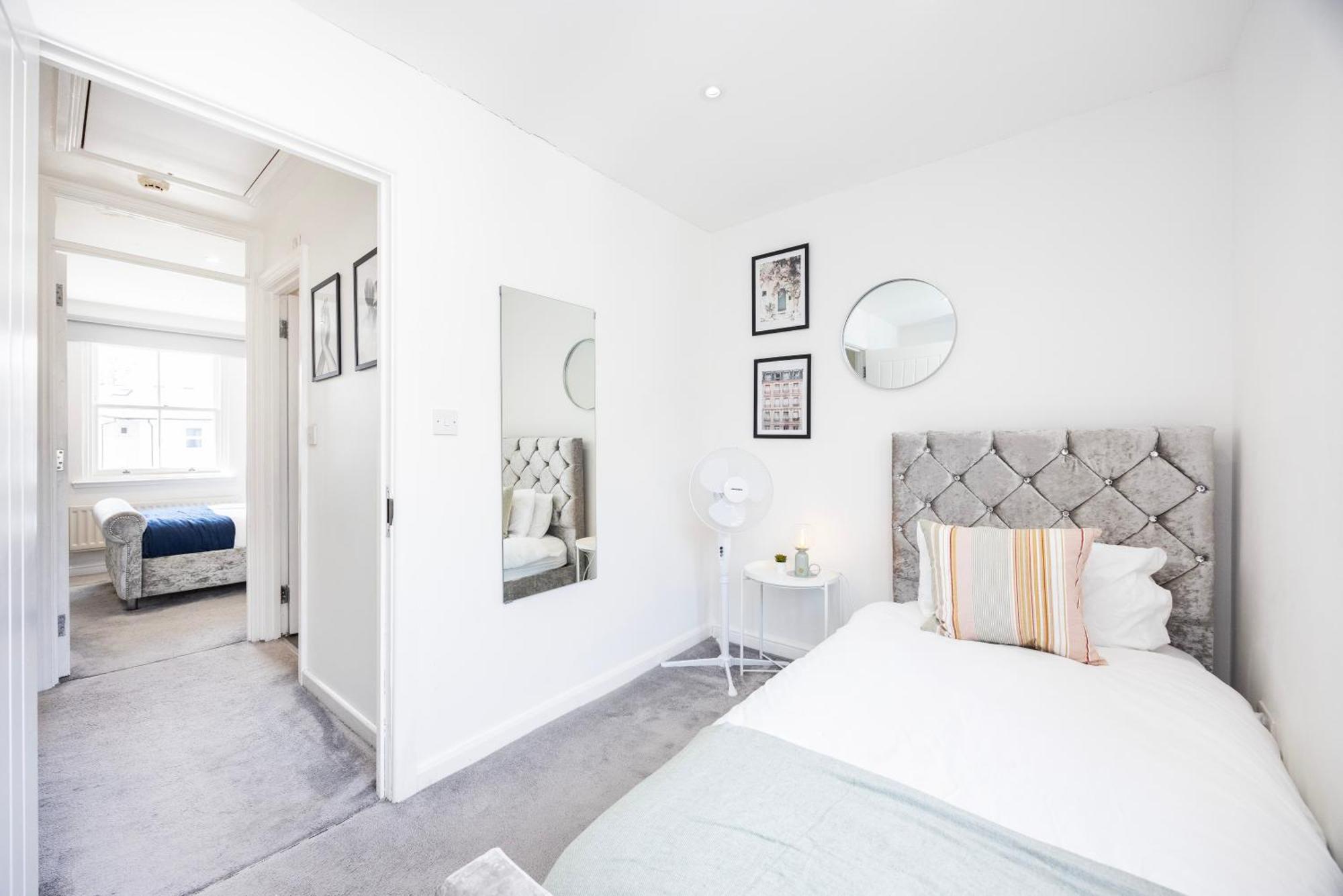 Stylish 2 Bedroom House With Garden Free Parking Smart Tv Near Canary Wharf London