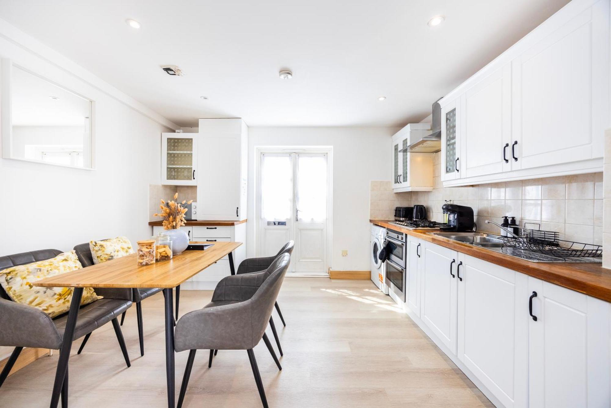 Stylish 2 Bedroom House With Garden Free Parking Smart Tv Near Canary Wharf * London
