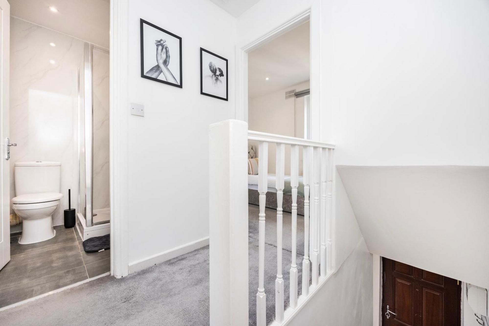 Holiday home Stylish 2 Bedroom House With Garden Free Parking Smart Tv Near Canary Wharf
