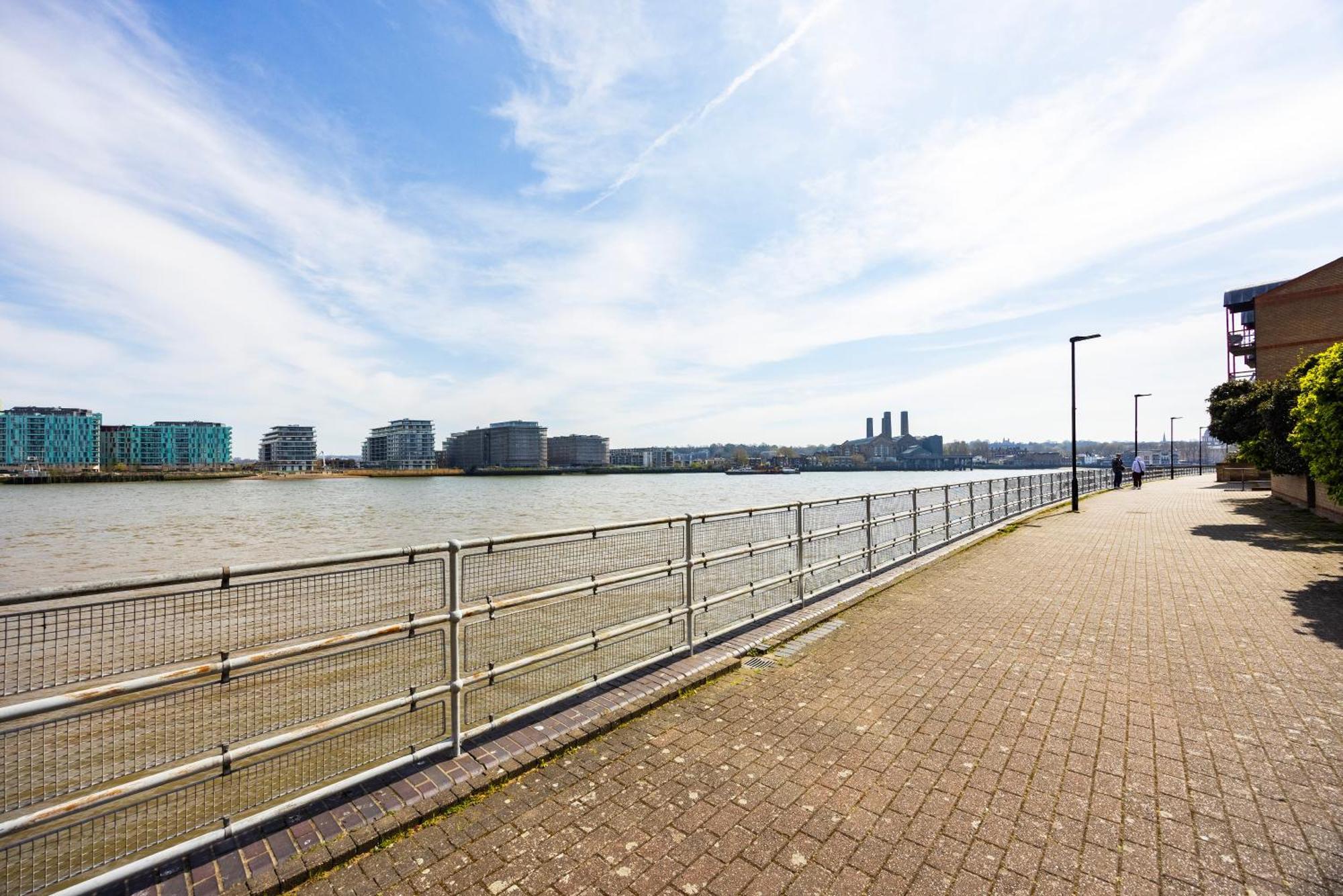 Stylish 2 Bedroom House With Garden Free Parking Smart Tv Near Canary Wharf Holiday home *