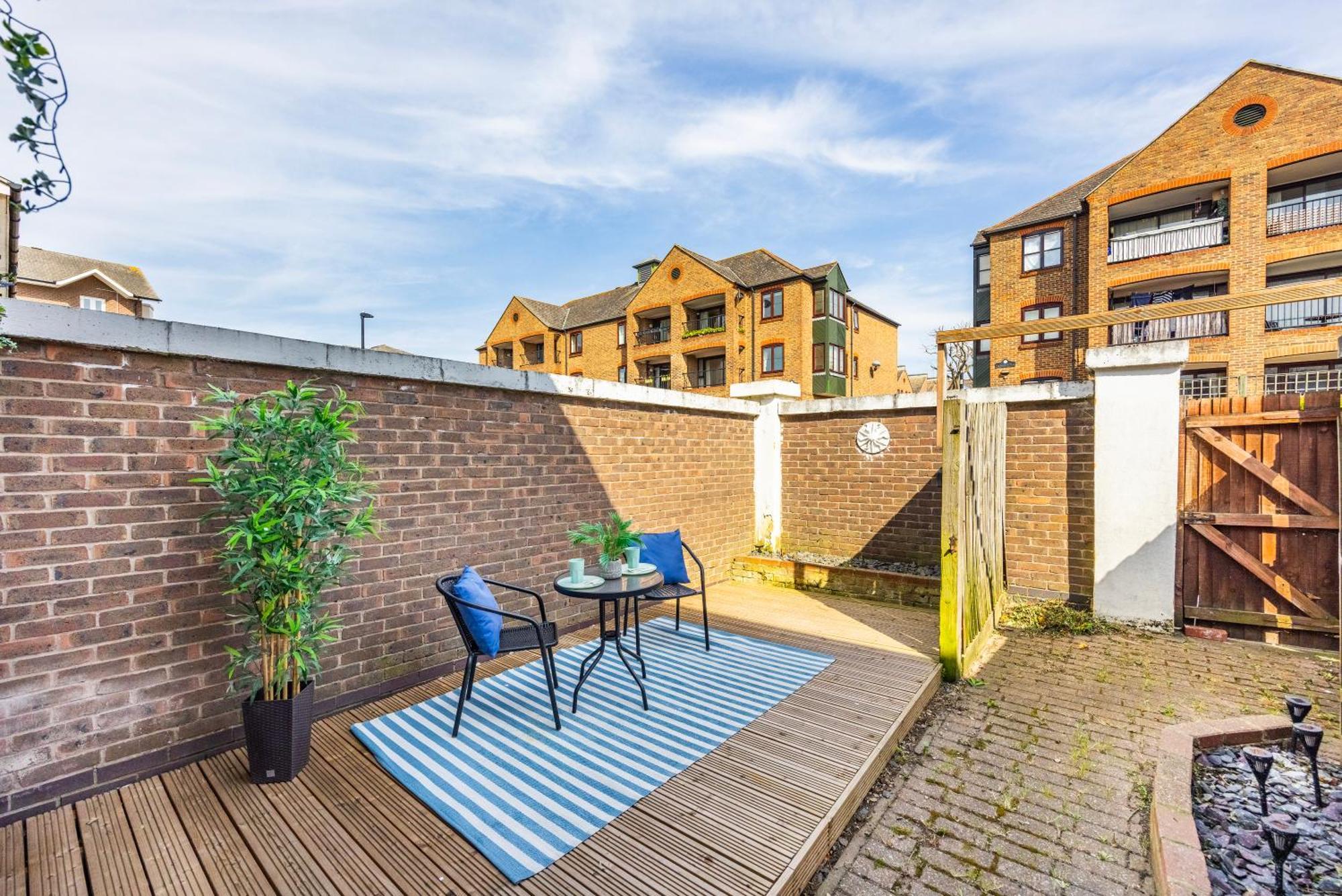 Holiday home Stylish 2 Bedroom House With Garden Free Parking Smart Tv Near Canary Wharf *