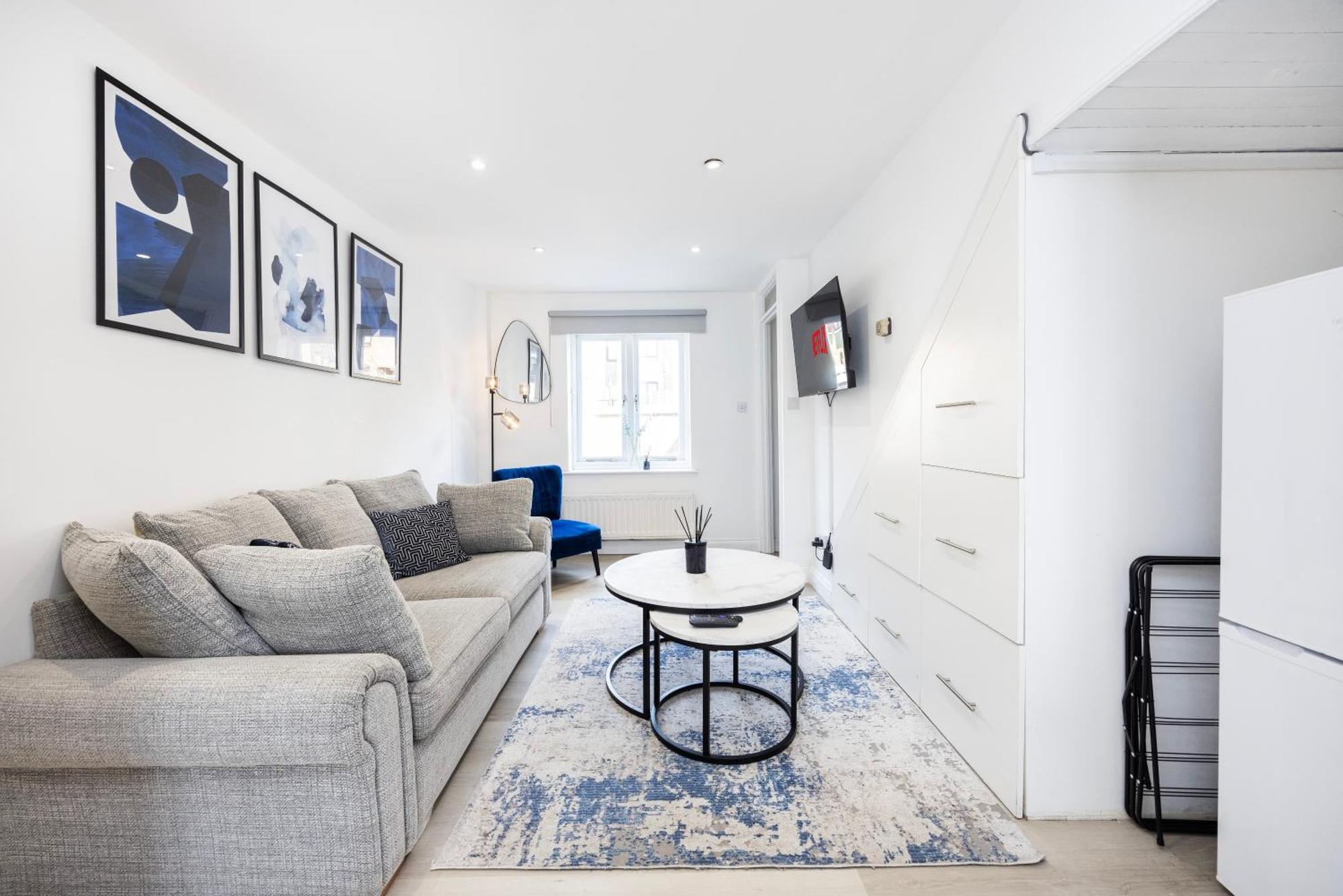 Stylish 2 Bedroom House With Garden Free Parking Smart Tv Near Canary Wharf Holiday home London